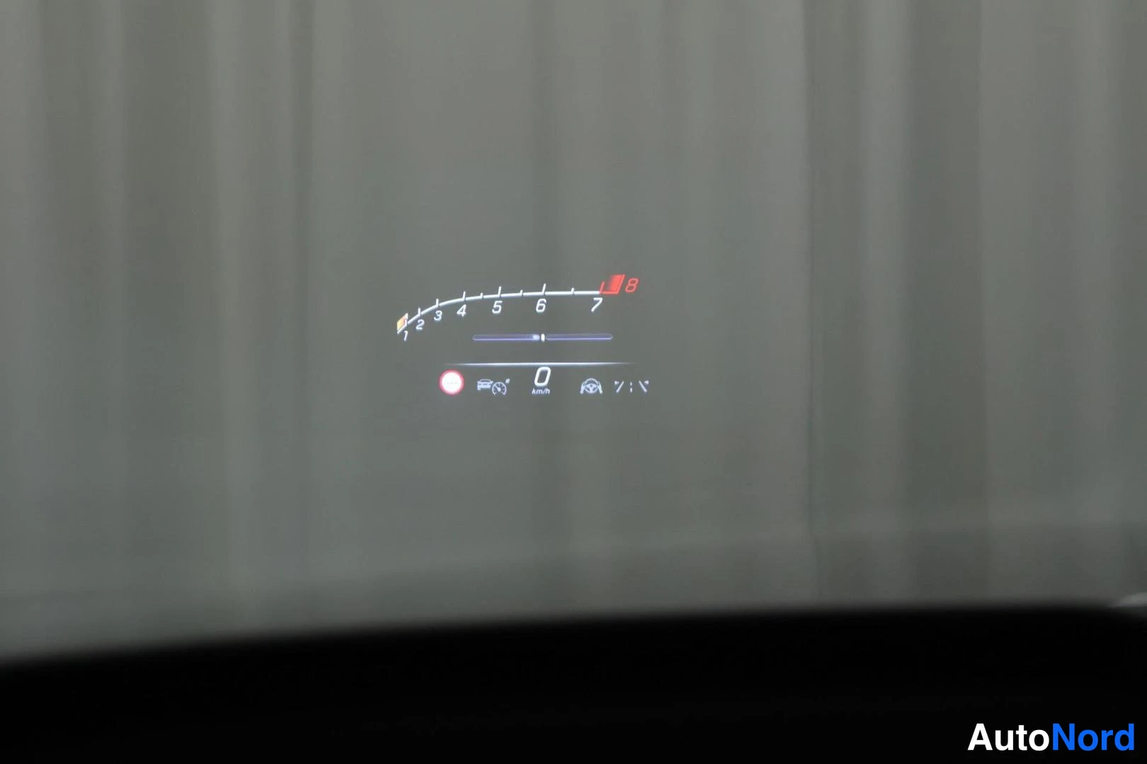 Muu: Tuulilasiin heijastettu Head-up-näyttö, jossa nopeus 0 km/h ja vaihdetunnus.
