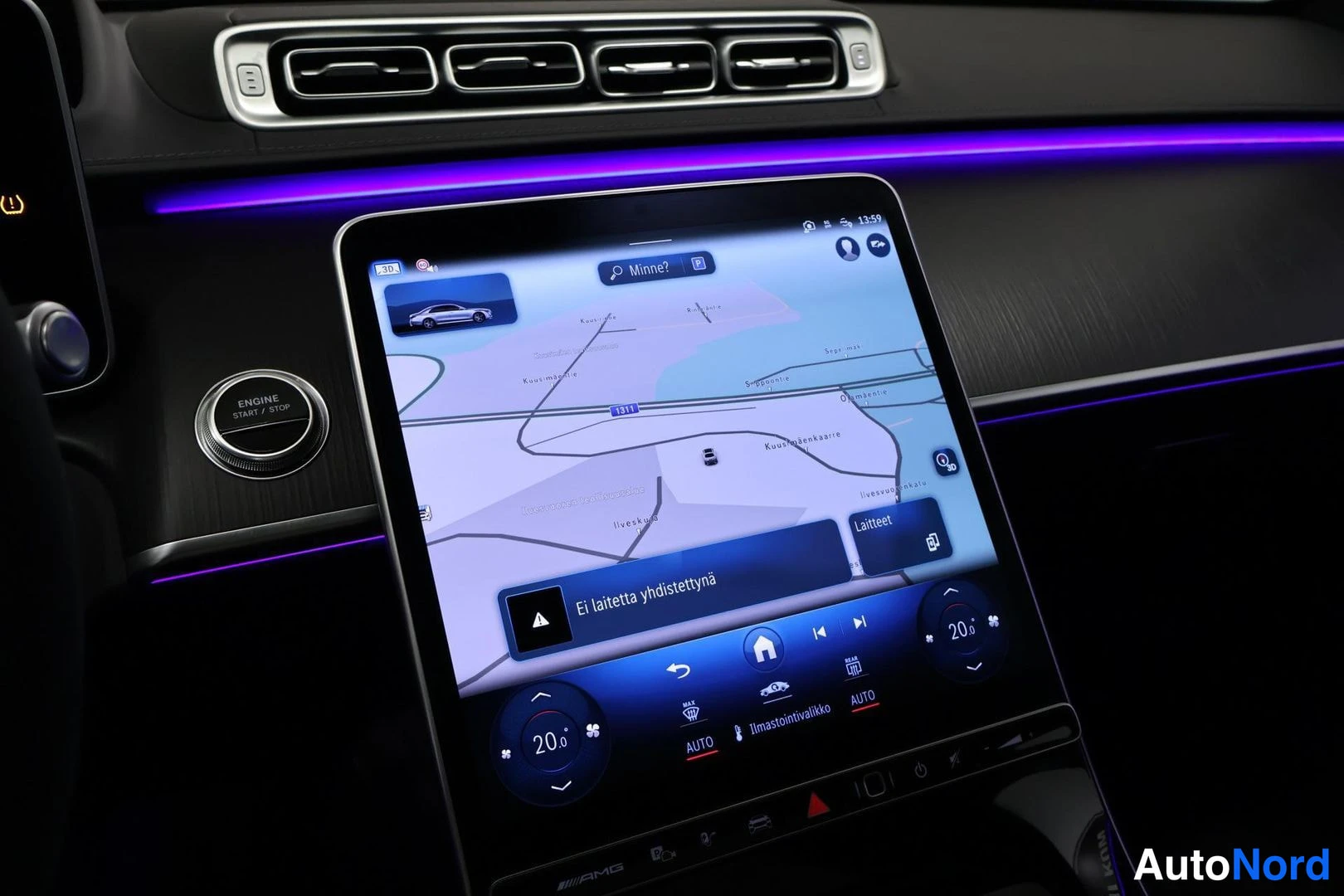 Yksityiskohta: Dashboard close-up showing vertical infotainment display with navigation map and dual-zone climate controls at temperature 20°C. Purple ambient lighting strip v