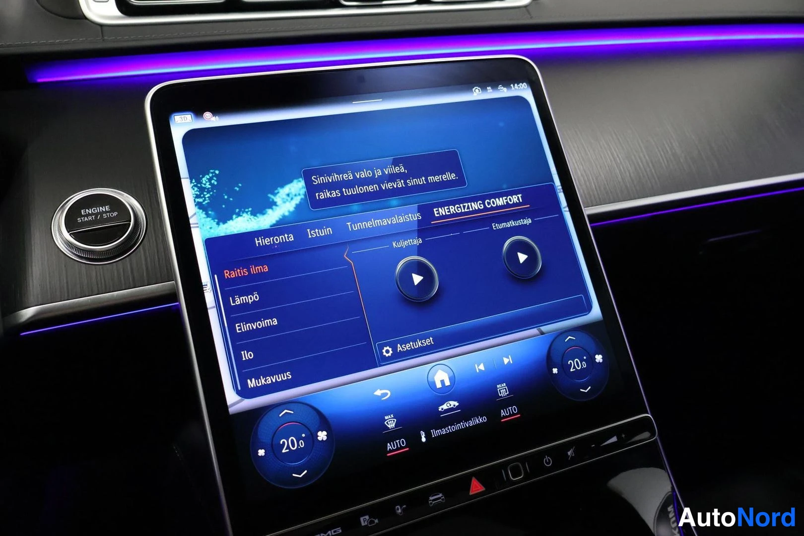 Yksityiskohta: Automobilen keskinäytön Energizing Comport -näkymä hieronnalla ja tunnelivalaisuksella, kerma-iltavalaistu kojelauta.
