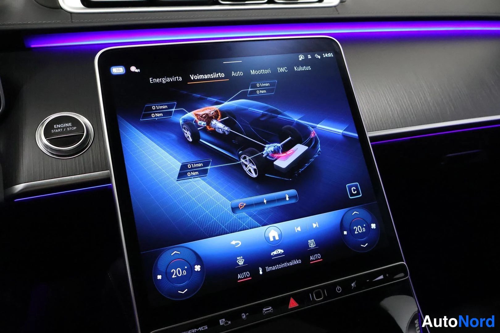 Yksityiskohta: Automobilein keskinäytön Voimansiirto-näkymä ajotavan energiankulutukseen, kerma-iltavalaistu kojelauta.
