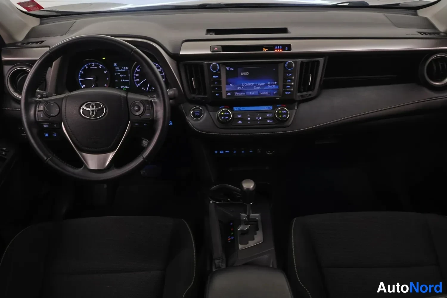 Muu: Kojelaudan kokonaiskuva: Toyota-ohjauspyörä, mittaristo ja radiopaneeli FM-aallonpituudella 88.50.