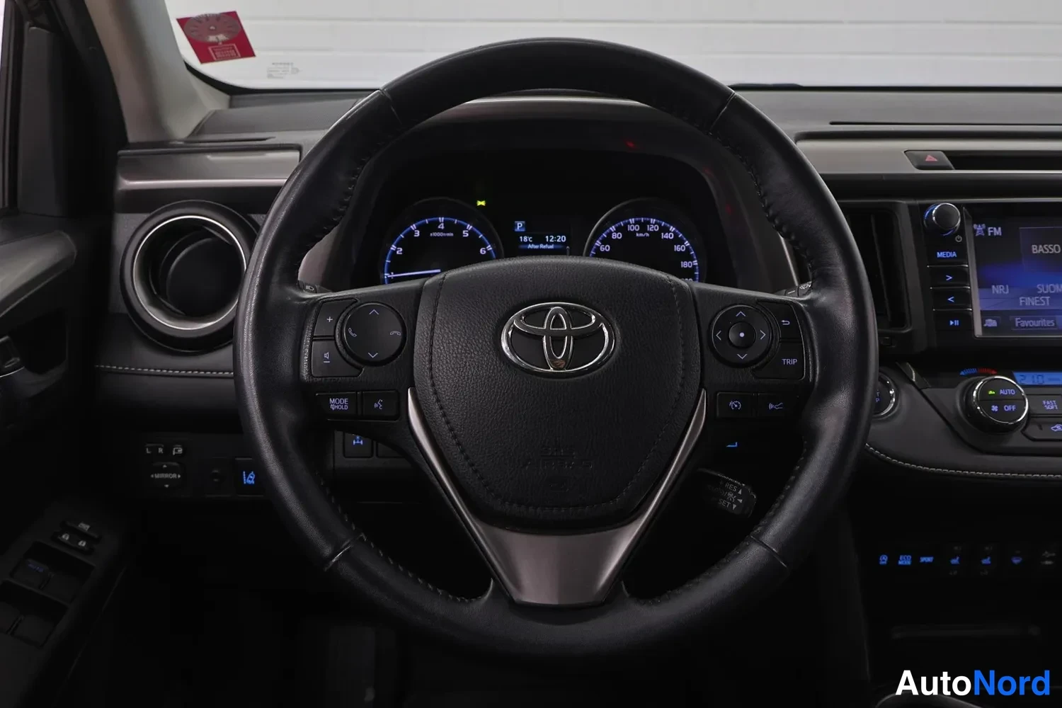 Muu: Ohjauspyörä ja kojelauta: Toyota-merkillä varustettu ratit, mittarit ja keskikonsolin radio näkyvät