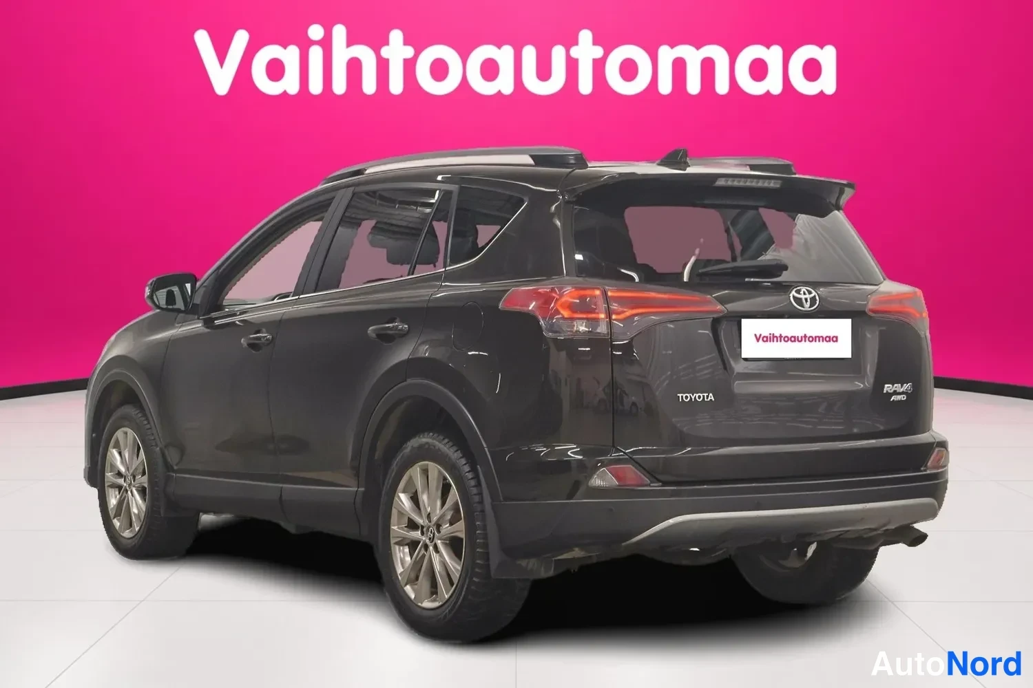 Takaviisto: Mustanruskea Toyota RAV4 -maasturin takanurkkakuva, takavalot ja korin vasen sivu näkyvissä.