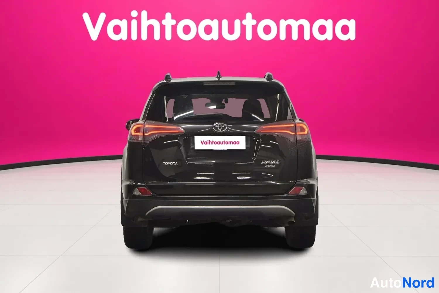 Takaa: Toyota RAV4 -maasturin suora taka­näkymä, takavalot, Toyota-merkki ja RAV4 AWD -merkintä näkyvissä.