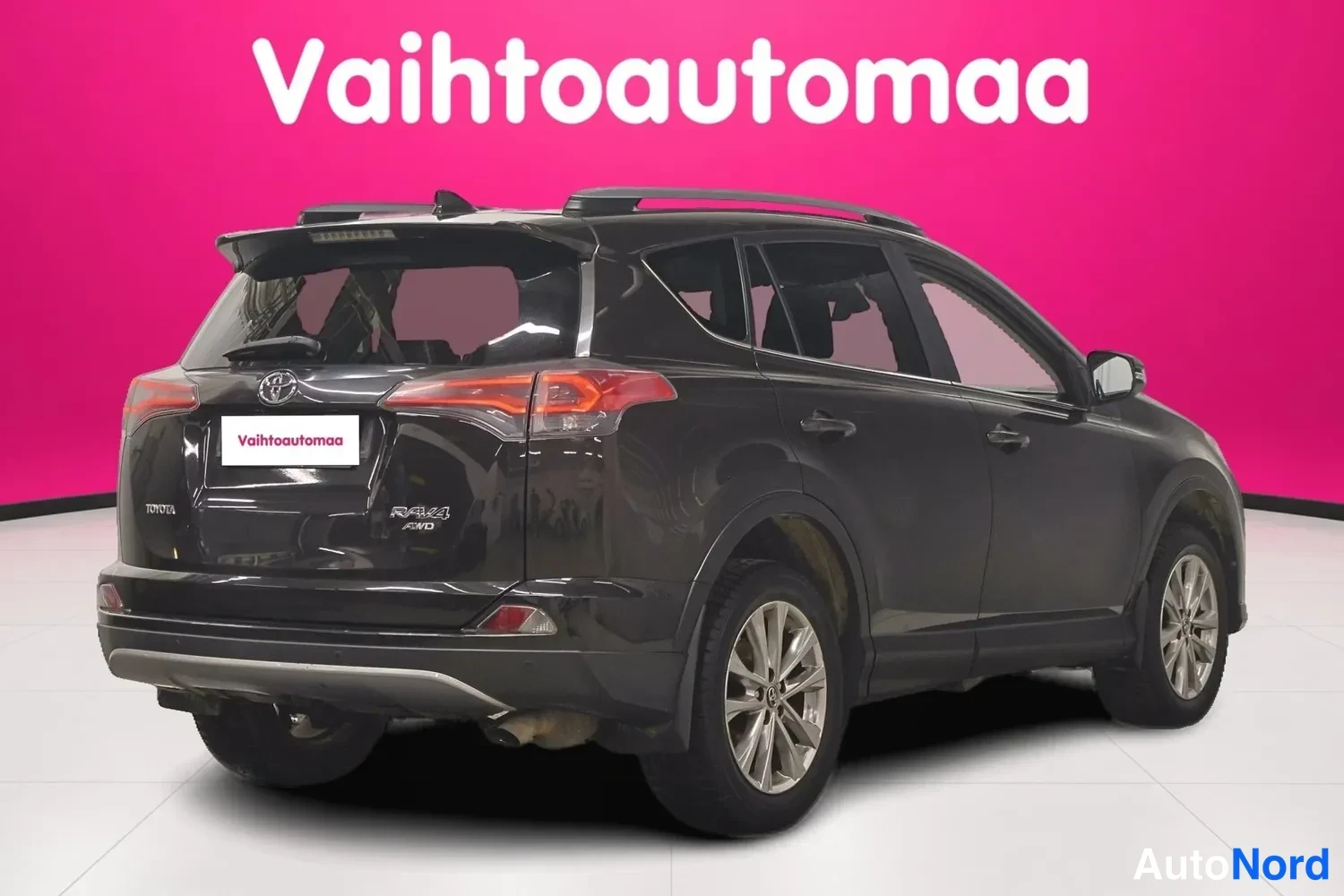 Takaviisto: Toyota RAV4 -maasturin takanurkkakuva toisesta kulmasta, takapuoli ja korin oikea sivu näkyvissä.