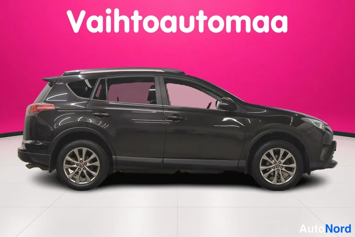 Sivulta: Toyota RAV4 -maasturin sivukuva, vasen kylki kokonaan näkyvissä, kevytmetallivanteet ja kattokaiteet näkyvissä.