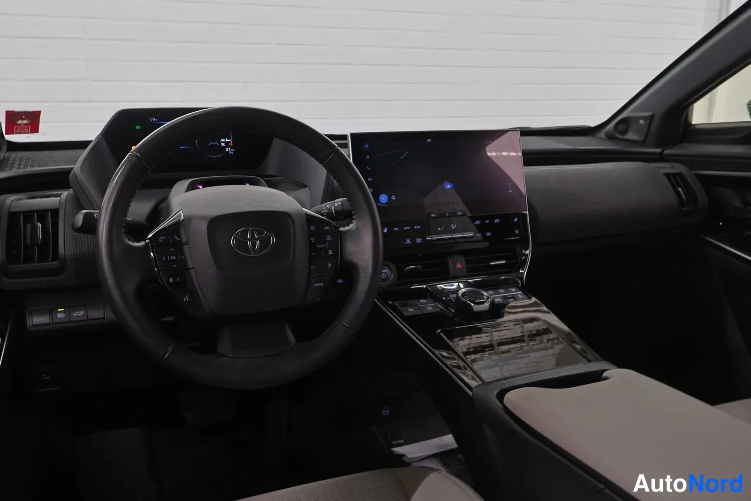 Muu: Toyota-ohjauspyörä, mittaristo ja keskinäyttö