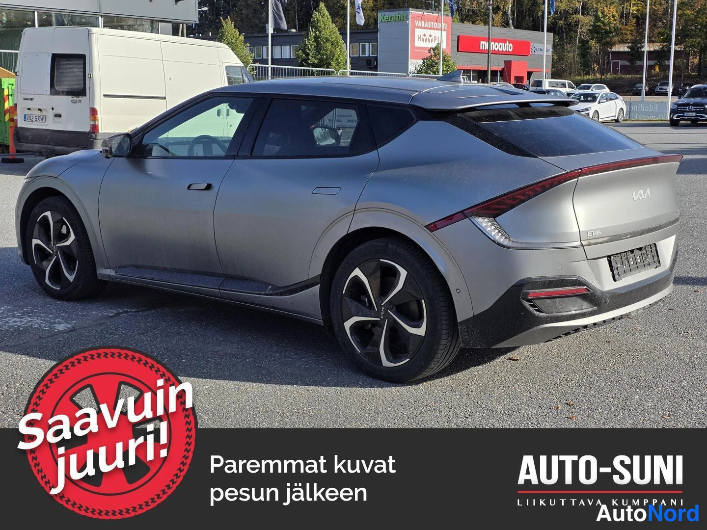 Takaviisto: Hopeanharmaa Kia EV6 takakulmasta vasemmalta, takavalot ja tavaramerkkilogo näkyvät.
