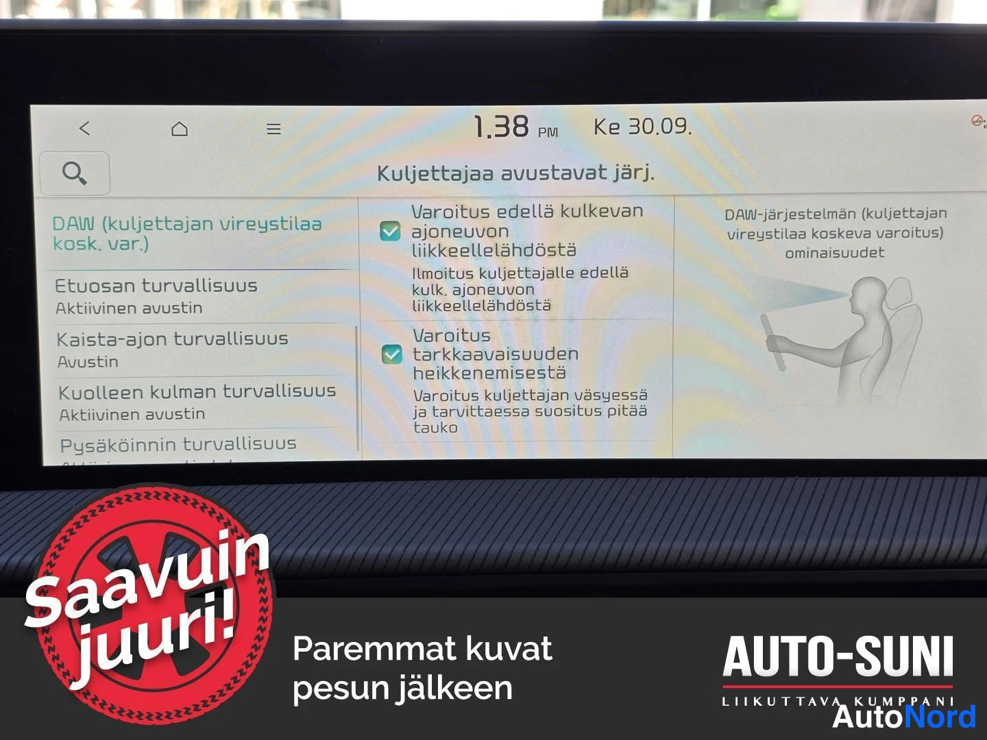 Muu: Auton infotainment-näyttö näyttää kuljettajaa avustavien järjestelmien asetuksia, kuten DAW-vireystilaa ja törmäysvaroituksia.