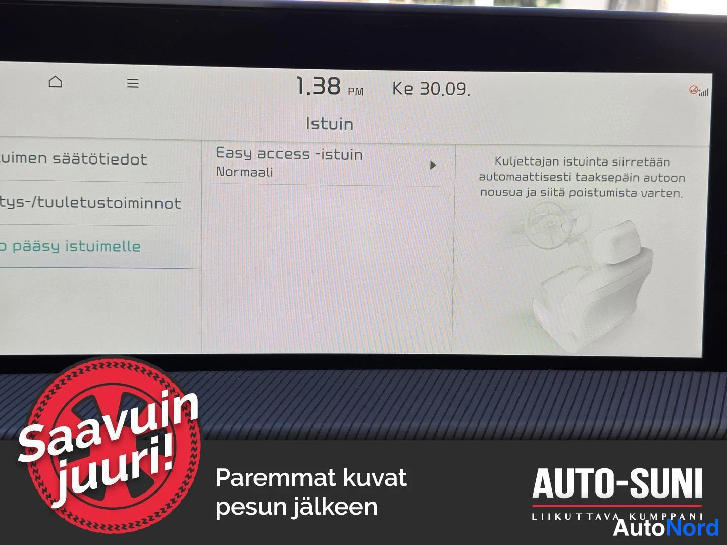 Muu: Auton infotainment-näytön Istuin-valikko, jossa Easy access -istuin -asetus (Normaali).