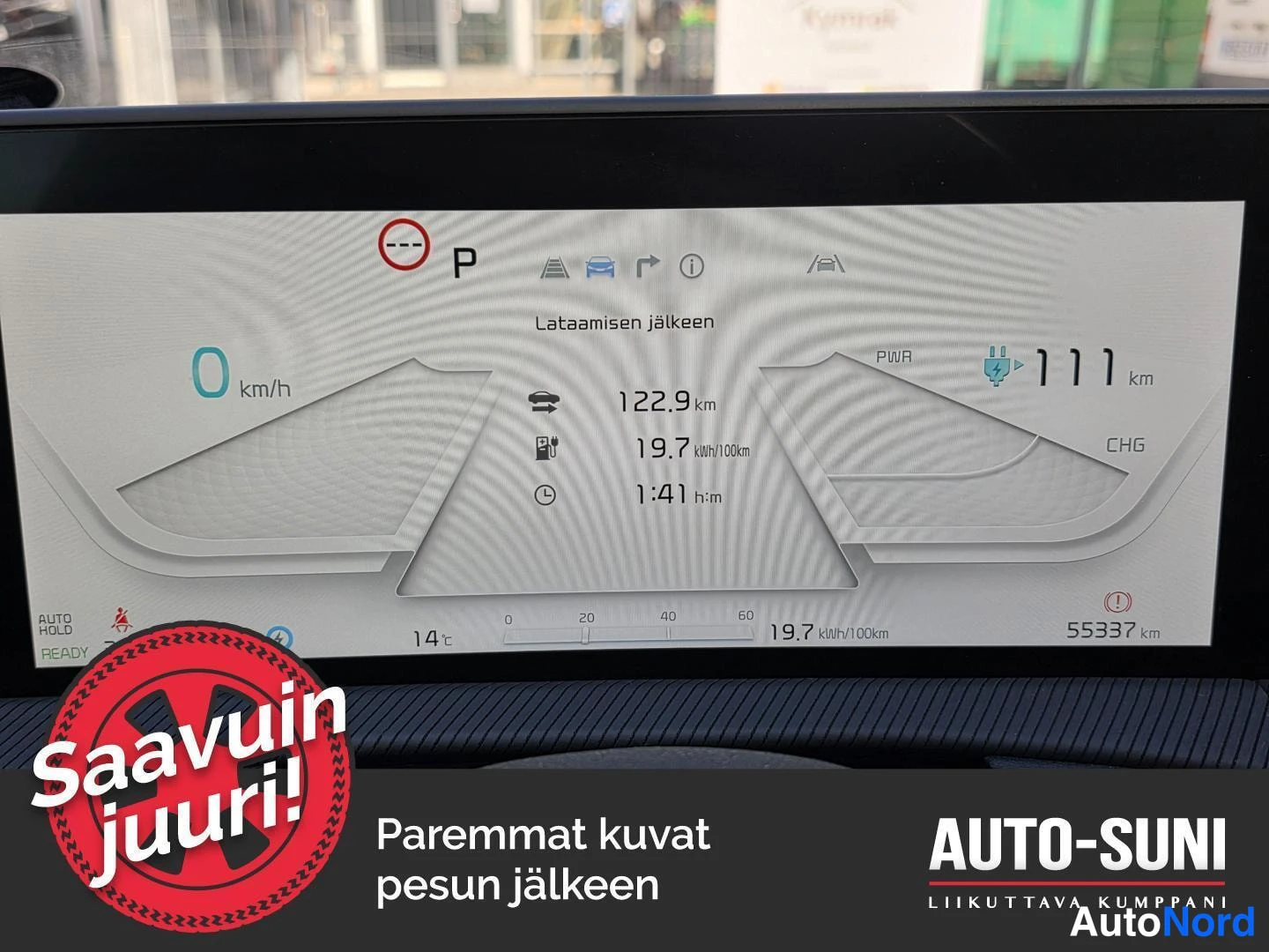 Muu: Autoon digitaalinen mittaristonäyttö näyttää nopeuden 0 km/h, lasketun matkan 122,9 km, kulutuksen 19,7 kWh/100 km, latausjäsentymisen 1:41 h:m ja kokonaislukem