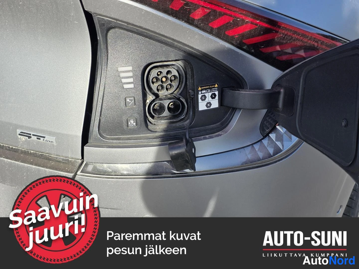 Takaviisto: Auton takakolmanneksen latausportti on auki; näkyvissä CCS-pikalataus- ja Type 2 -liittimet, latausmerkit, osa takavalosta sekä GT-Line-merkki.