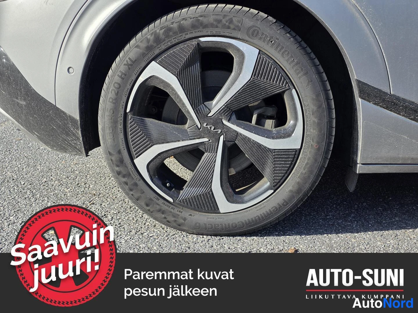 Yksityiskohta: Lähikuva auton yhdestä pyörästä ja vanteesta; rengasmerkintä Continental ja 20 tuuman vannepinta näkyvät.