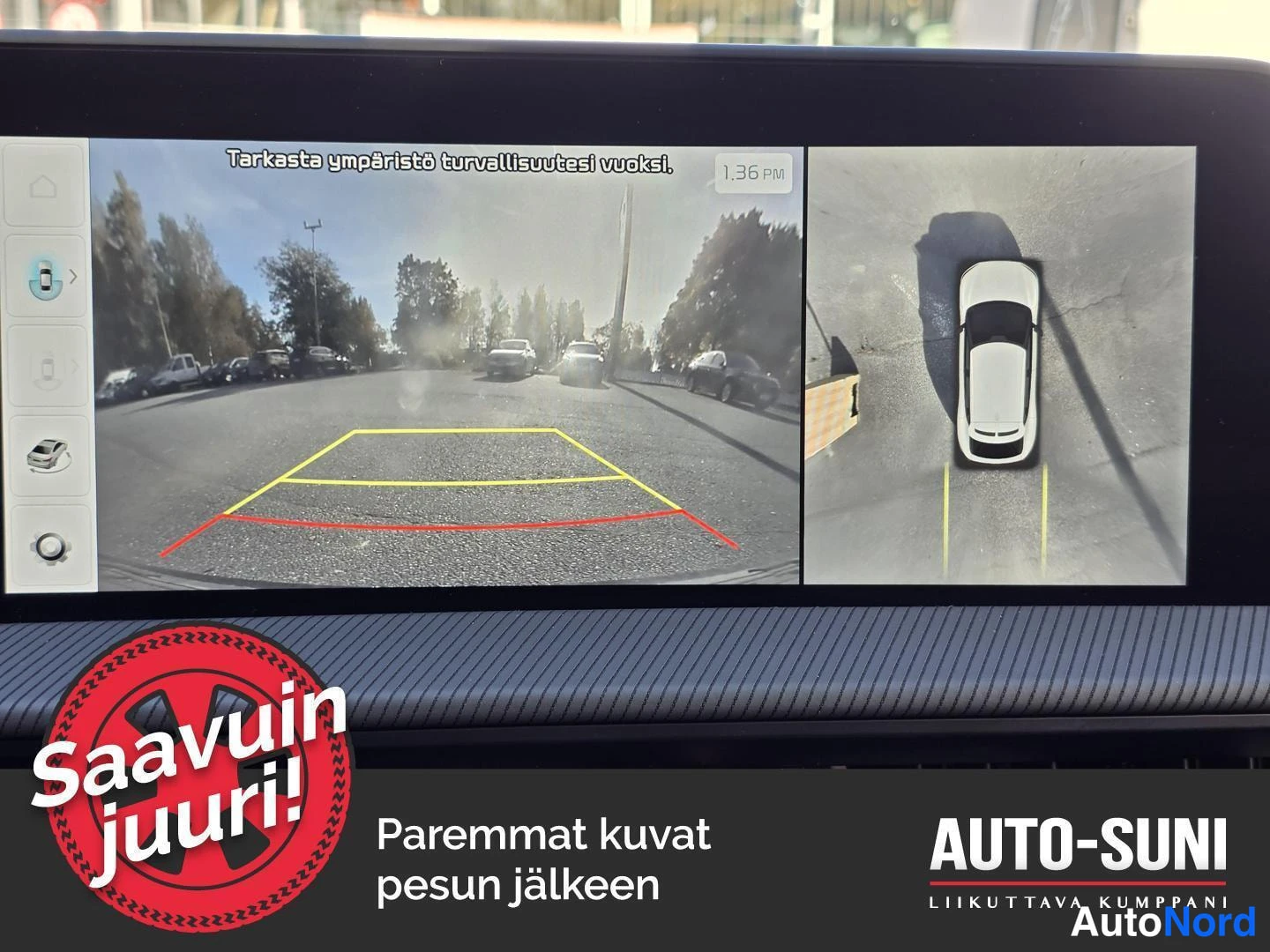 Muu: Auton infotainment-näyttö, jossa näkyy ympärivaranäyttö: etukameran kuva parkkiavaruuksineen ja lintuperspektiivinen ylinäkymä autosta.