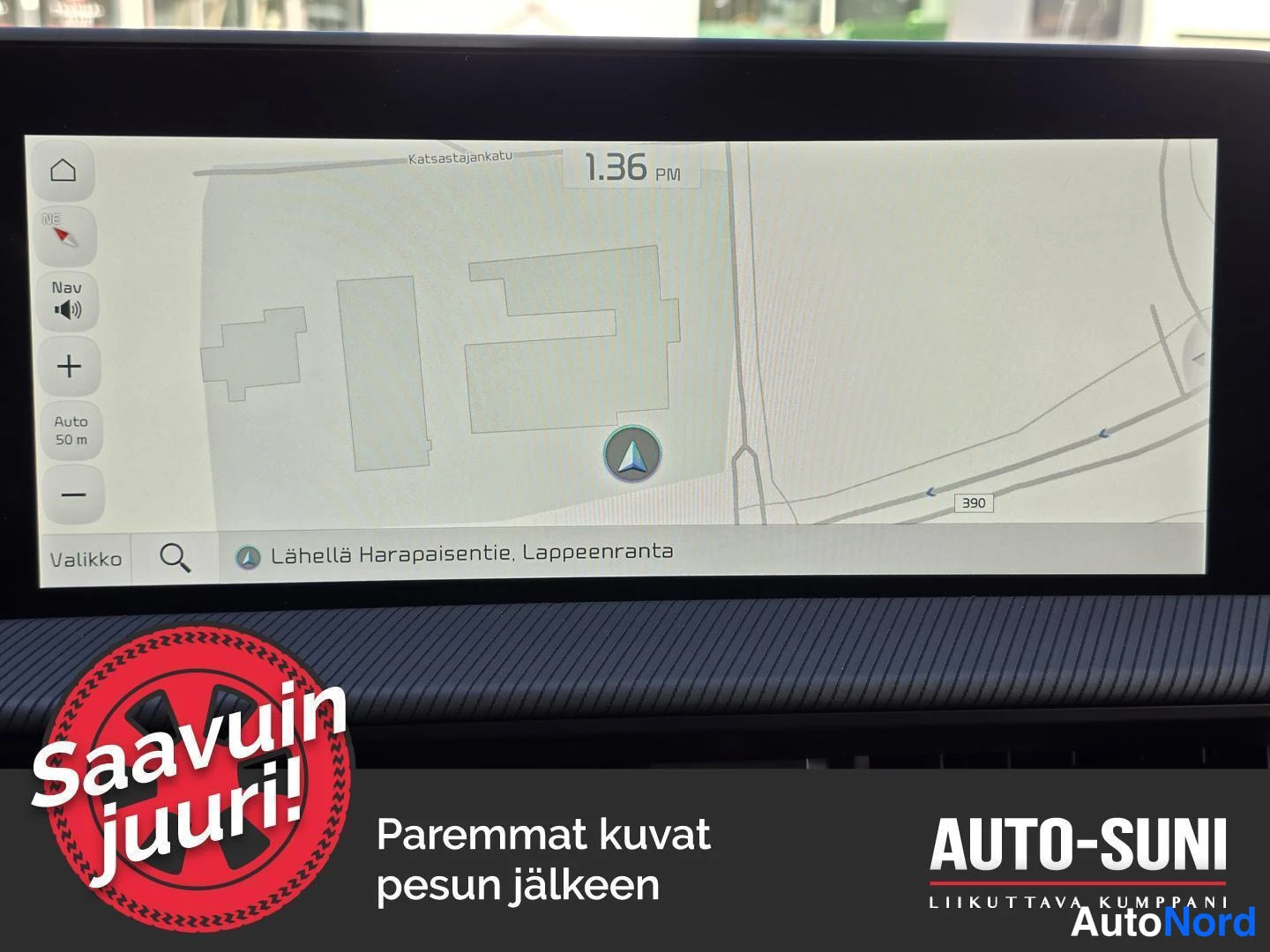 Muu: Auton infotainment-näyttö, jossa kartta näyttää sijainnin Lähellä Harapaisentie, Lappeenranta.