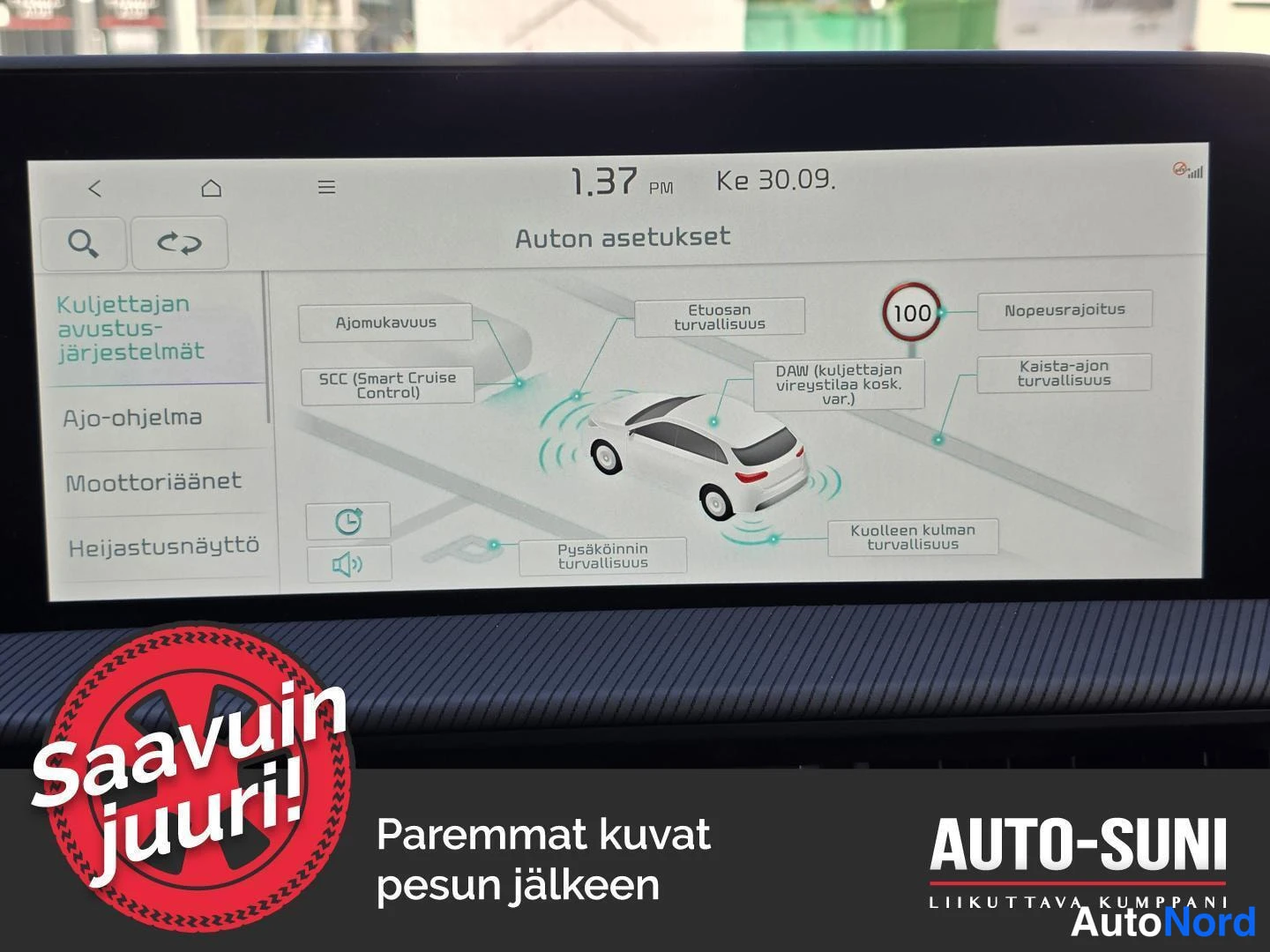 Muu: Auton infotainment-näyttö Auton asetukset -valikossa kuljettajan avustusjärjestelmien sivulla, jossa SCC- ja DAW-toiminnot sekä nopeusrajoitus 100.