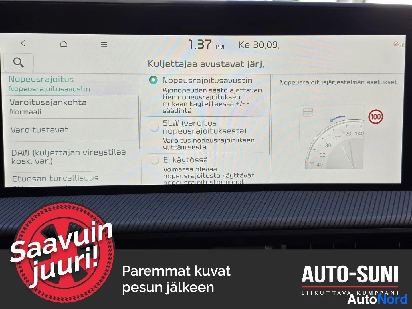 Muu: Auton infotainment-näyttö Kuljettajaa avustavien järjestelmien asetuksissa, nopeusrajoitusavustin valittuna ja mittarikuvan asetukset.