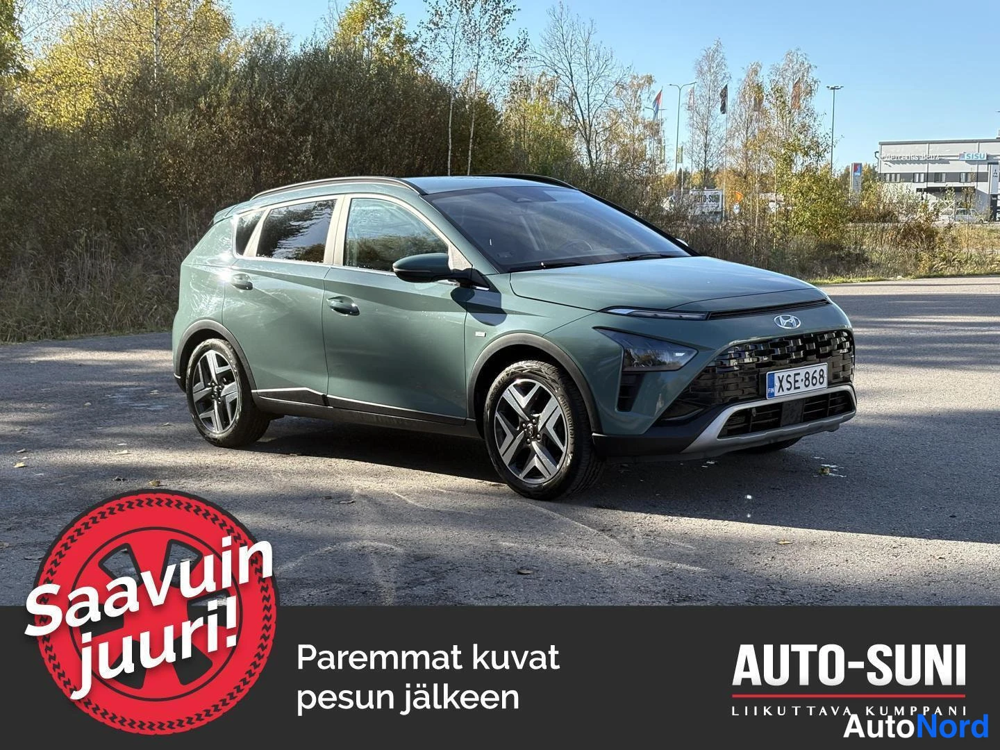 Etuviisto, nokka oikealle: Harmaanvihreä tila-auto kuvattuna edestä oikealta kulmasta, konepelti, etusäleikkö ja kylki näkyvät; rekisteritunnus.