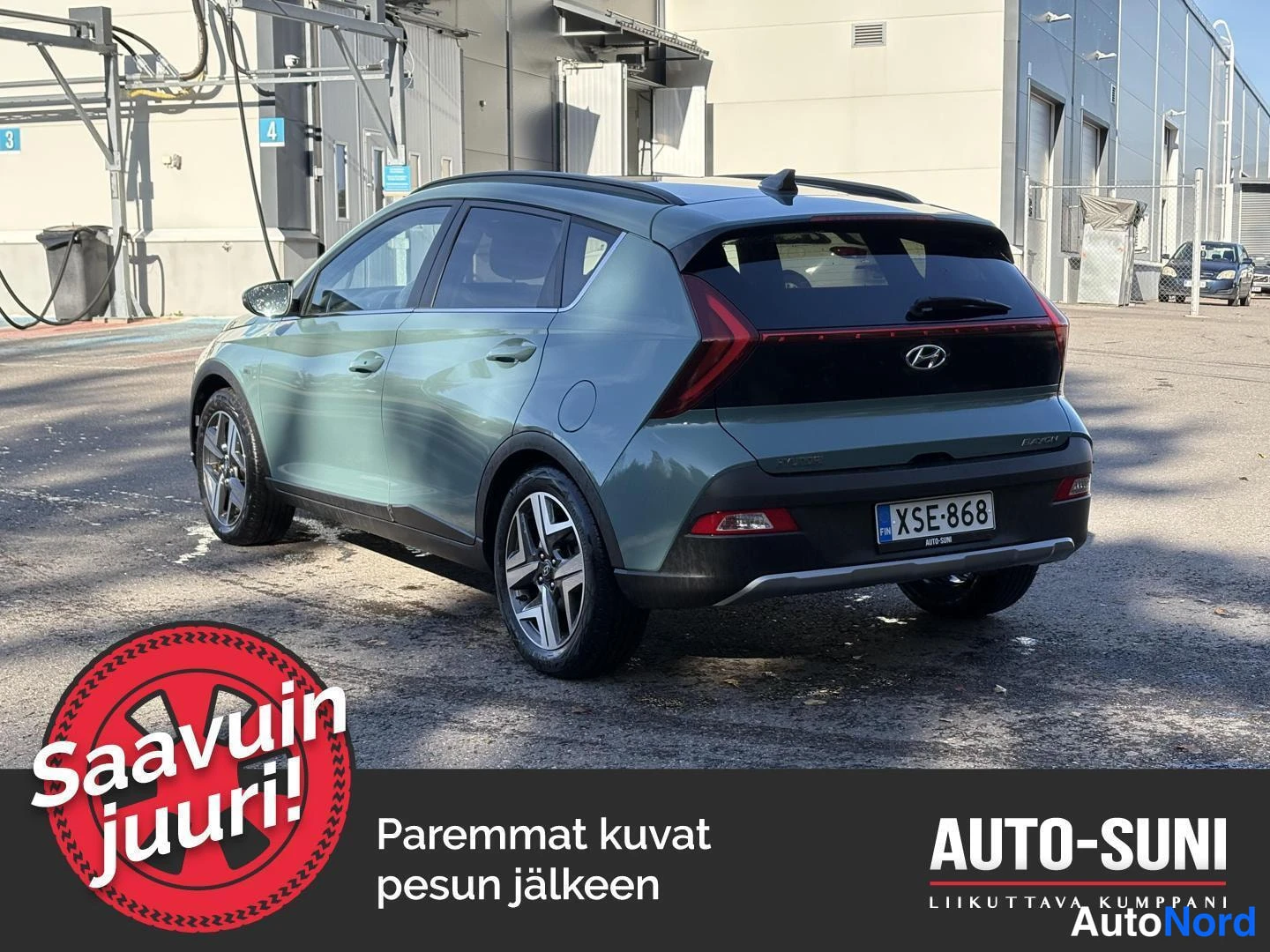 Takaviisto: Harmaanvihreä tila-auto kuvattuna takaa oikealta kulmasta, takavalot, takaluukku ja kylki näkyvät; rekisteritunnus.