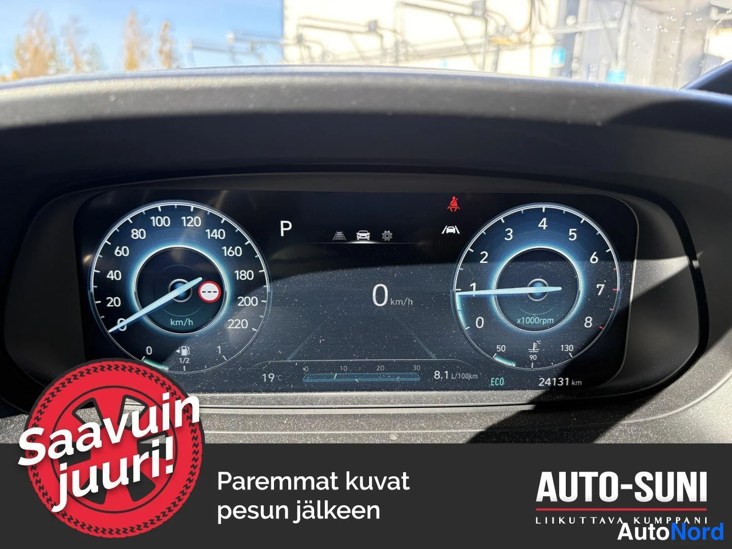 Muu: Auton digitaalinen mittaristo näyttää nopeudeksi 0 km/h, vaihteeksi P ja kilometrilukemaksi 24 131 km; lisäksi näkyvät kierrosmittari, polttoainemittari ja kulu