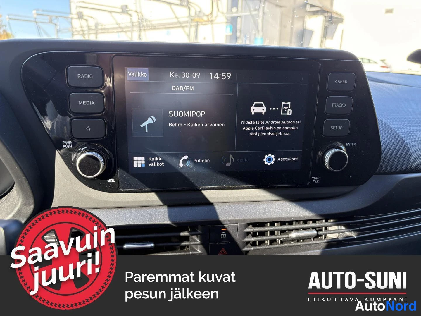 Muu: Keskikonsolin radiopaneeli ja infotainment-näyttö, jolla DAB/FM-radio (SUOMIPOP, Behm) ja ohje laitteen yhdistämisestä Android Autoon tai Apple CarPlayhin.