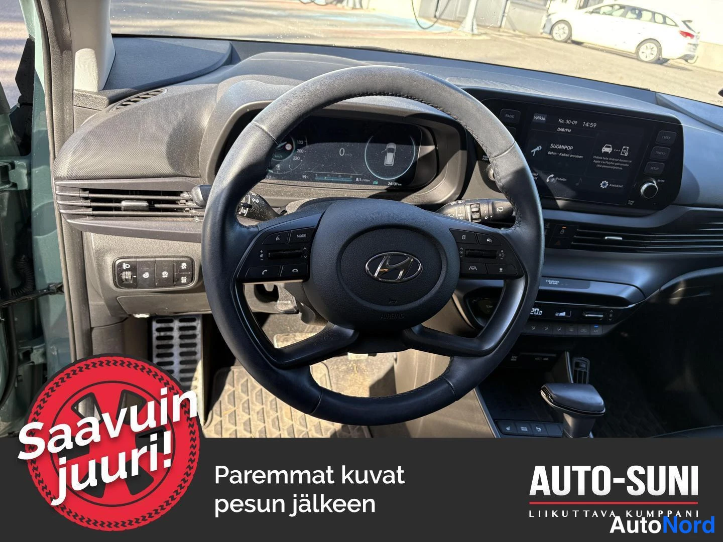 Muu: Ohjaamon kojelauta Hyundai-merkkisellä ohjauspyörällä, digitaalisella mittaristolla, keskusnäytöllä ja automaattivaihteen valitsimella.