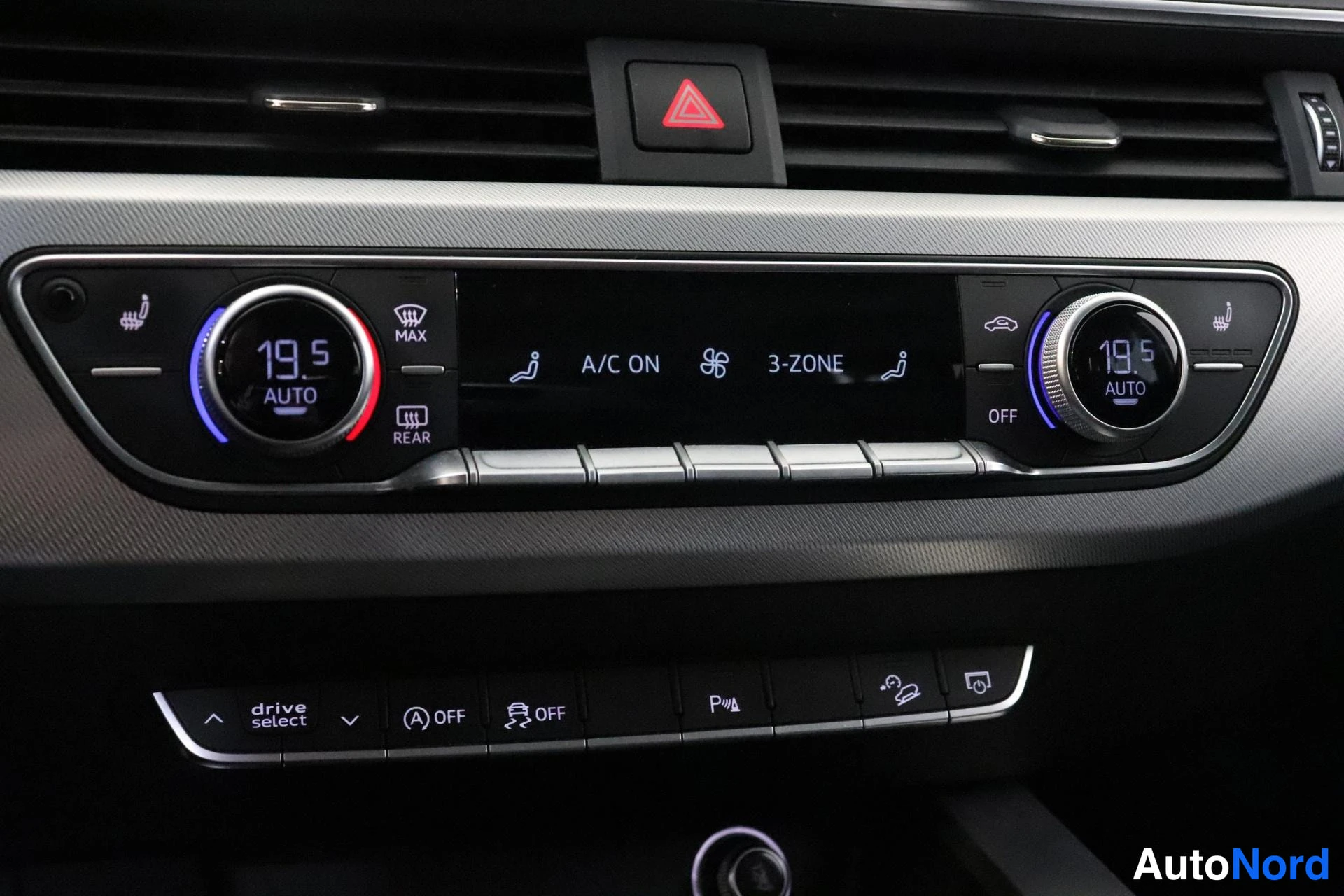 Ohjaamo: Kuvassa on autolaboratorion sisätiloista otettu kuva, jossa näkyy automaatti-ilmastoinnin säätöpaneeli. Paneelissa on kaksi lämpötilan säädintä ja kolmesta vyöh