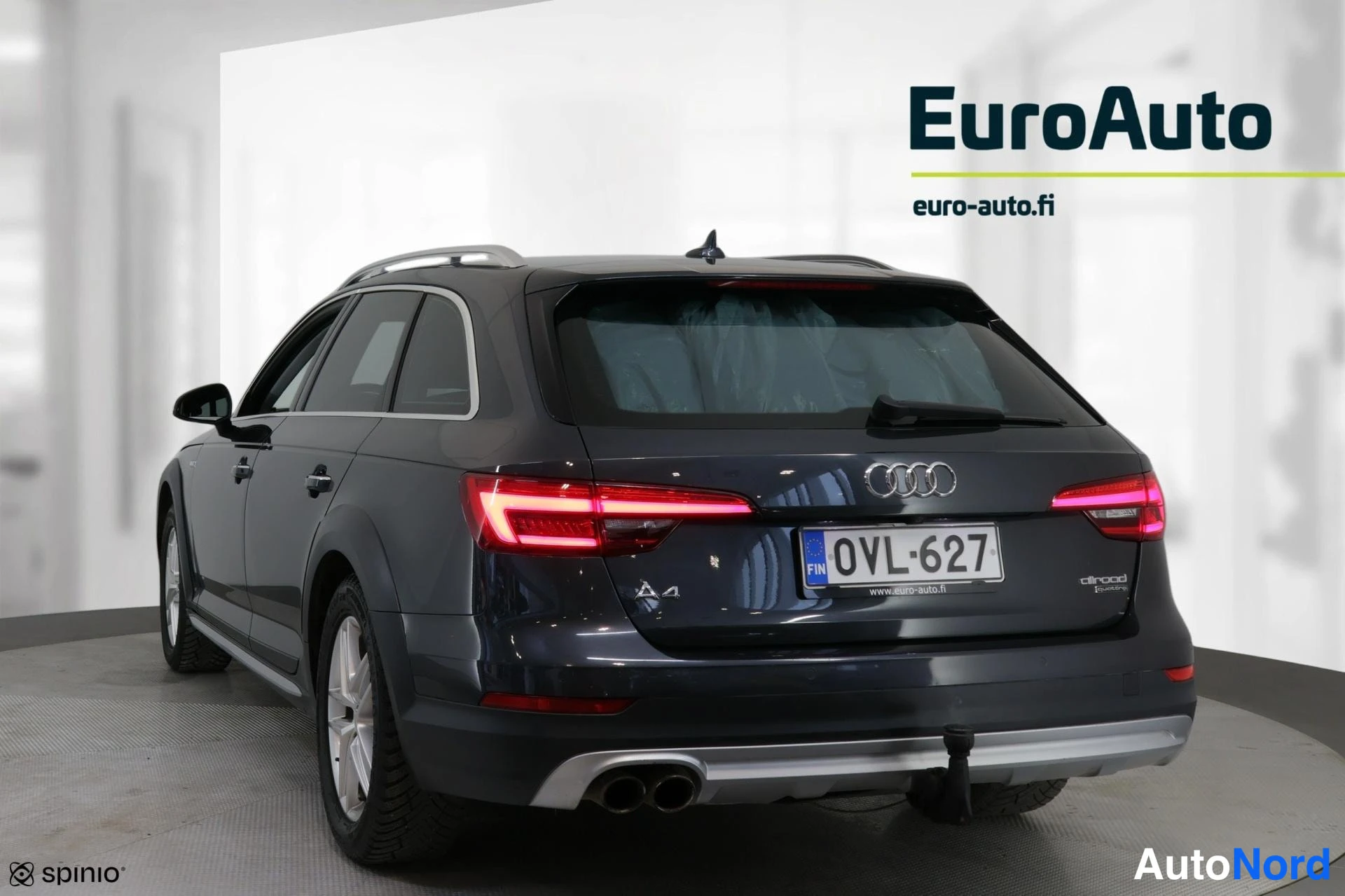 Takaviisto: Pimeäsynkkä Audi A4 allroad, takana ja oikea kylki näkyvissä. Takavalojen sisällä on LED-valosignaali.