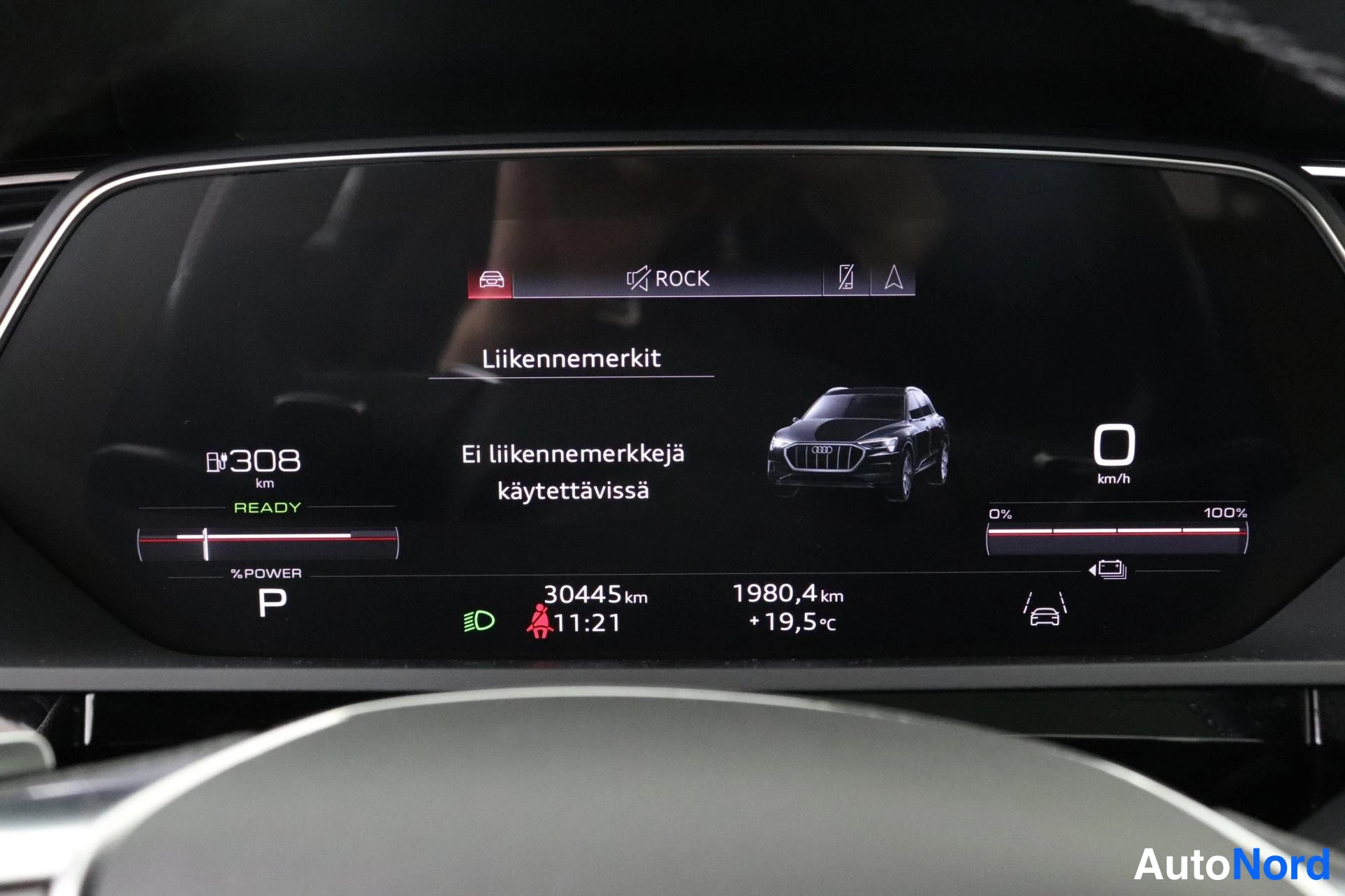 Ohjaamo: Auton digitaalinen mittaristo näyttää 30445 kilometrin ajokilometrimäärän ja bensiinivaraston olevan täysi. Ruudussa näkyvä teksti on 'Liikennemerkki' ja 'Ei li