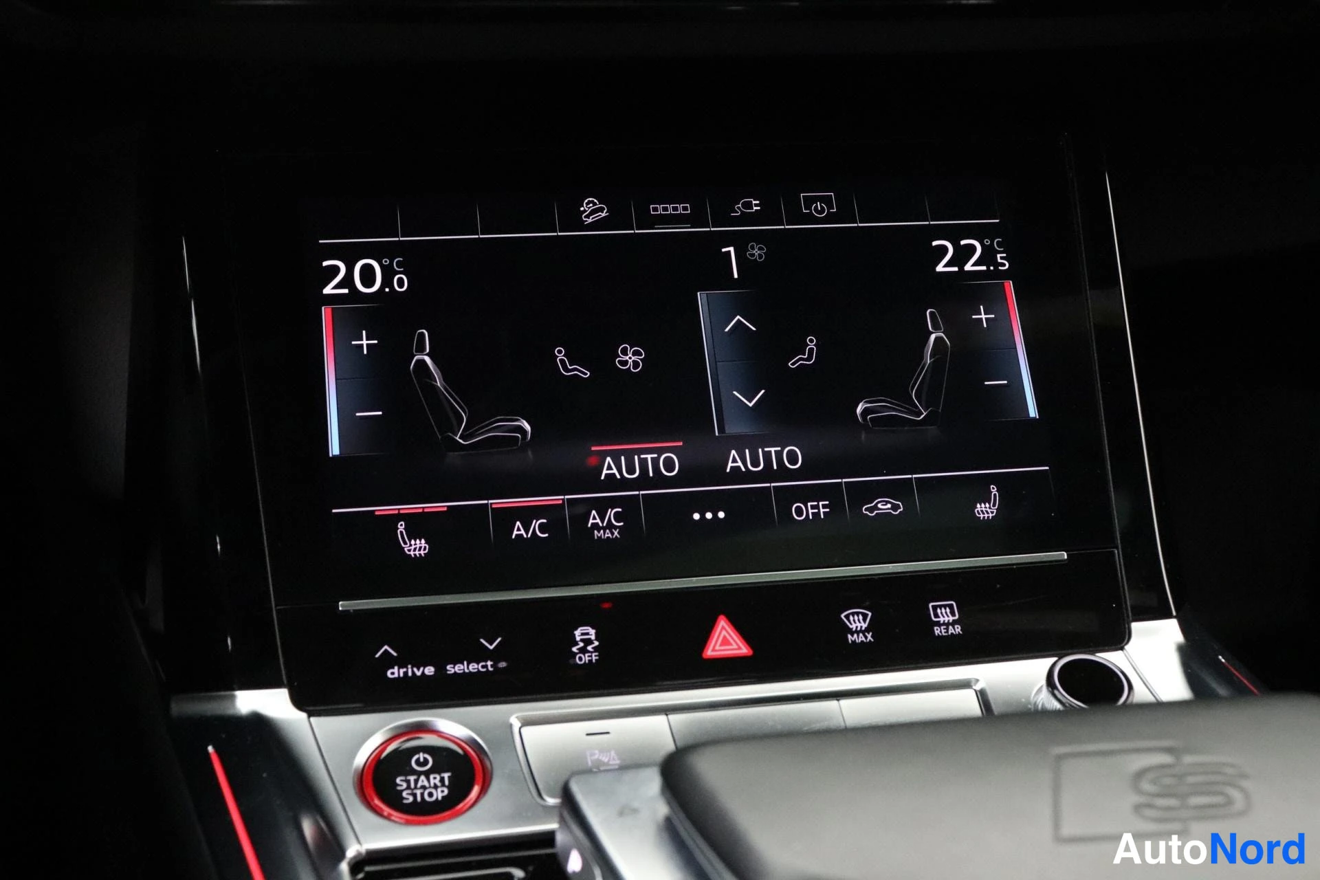 Ohjaamo: Keskuskonsolin lämpötilansäädin ja automaattivaihteiston valinnat. Lähtötasossa on START STOP -painike ja kaksivyöhykkeinen ilmastointijärjestelmä (vasen 20.0°C