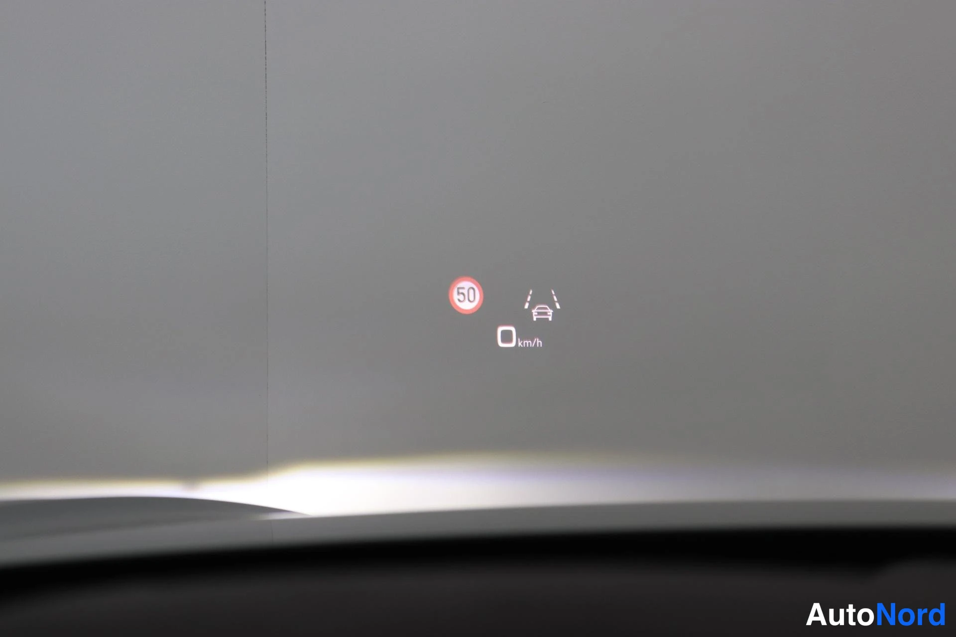 Ohjaamo: Heads-up-display projisoi nopeusrajoitusmerkinnän (50) ja ajovaihtoehdon symbolin tuulilasiin