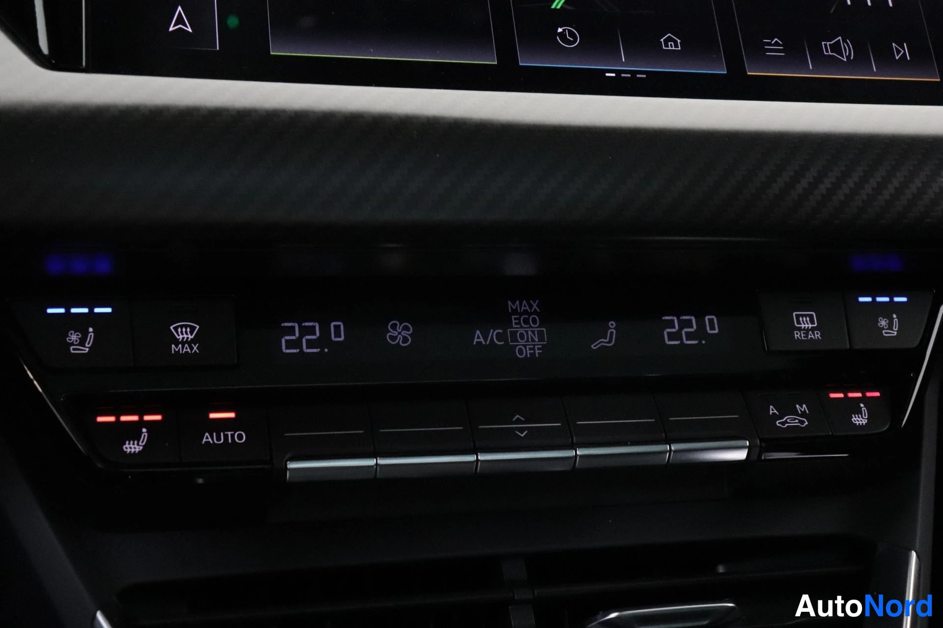 Edestä: Ilmastoinnin kosketuspainikkeet: molempien puolten lämpötila 22,0, A/C ja AUTO-toiminnot sekä istuimenlämmityspainikkeet.