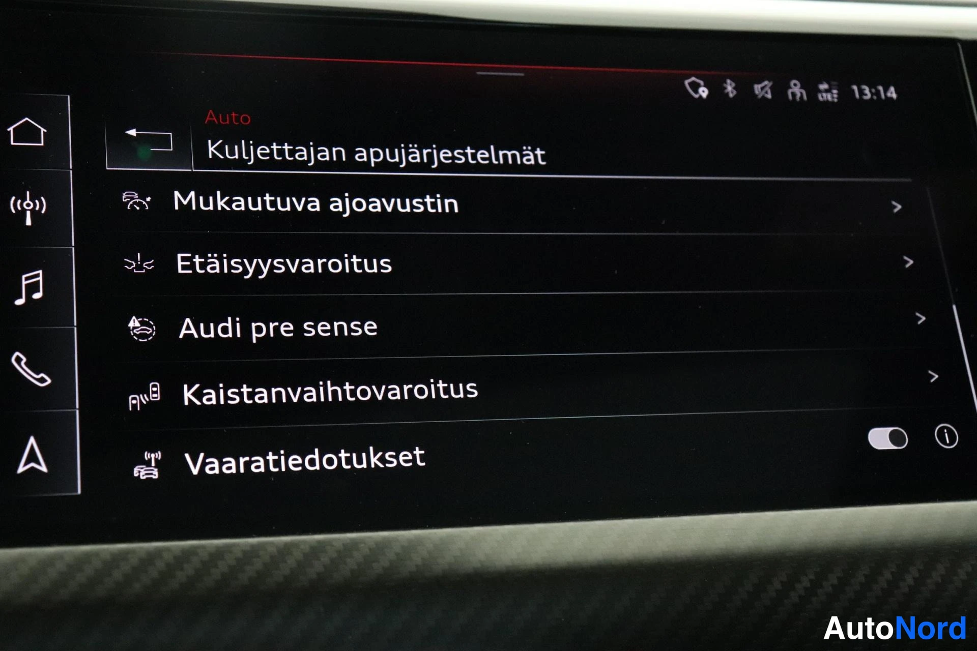 Yksityiskohta: Auton tietoviihdenäytön tarkka kuva: valikko Kuljettajan apujärjestelmät on avoinna, kohdat Mukautuva ajoavustin, Etäisyysvaroitus, Audi pre sense, Kaistanvaiht