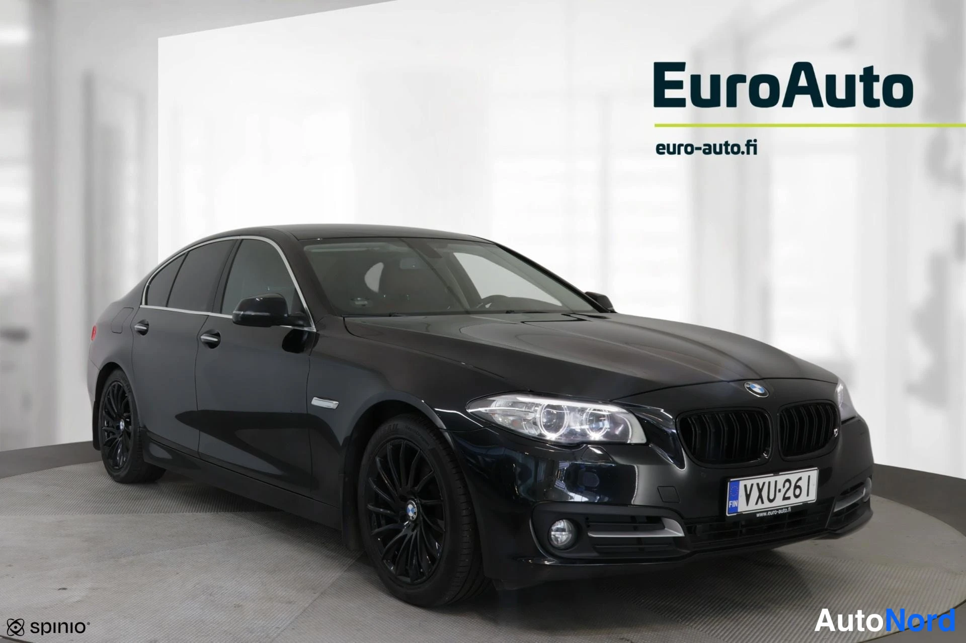Etuviisto, nokka oikealle: Musta BMW-sedan etuviistosta, keula kuvan oikealla laidalla; etusäleikkö, ajovalot, mustat kevytmetallivanteet ja rekisterikilpi näkyvät.