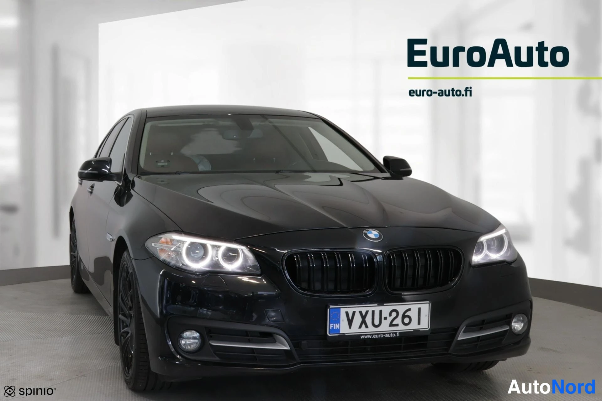 Edestä: Musta BMW-sedan suoraan edestä kuvattuna; munuaisgrilli, molemmat ajovalot, sumuvalot ja rekisterikilpi näkyvät.