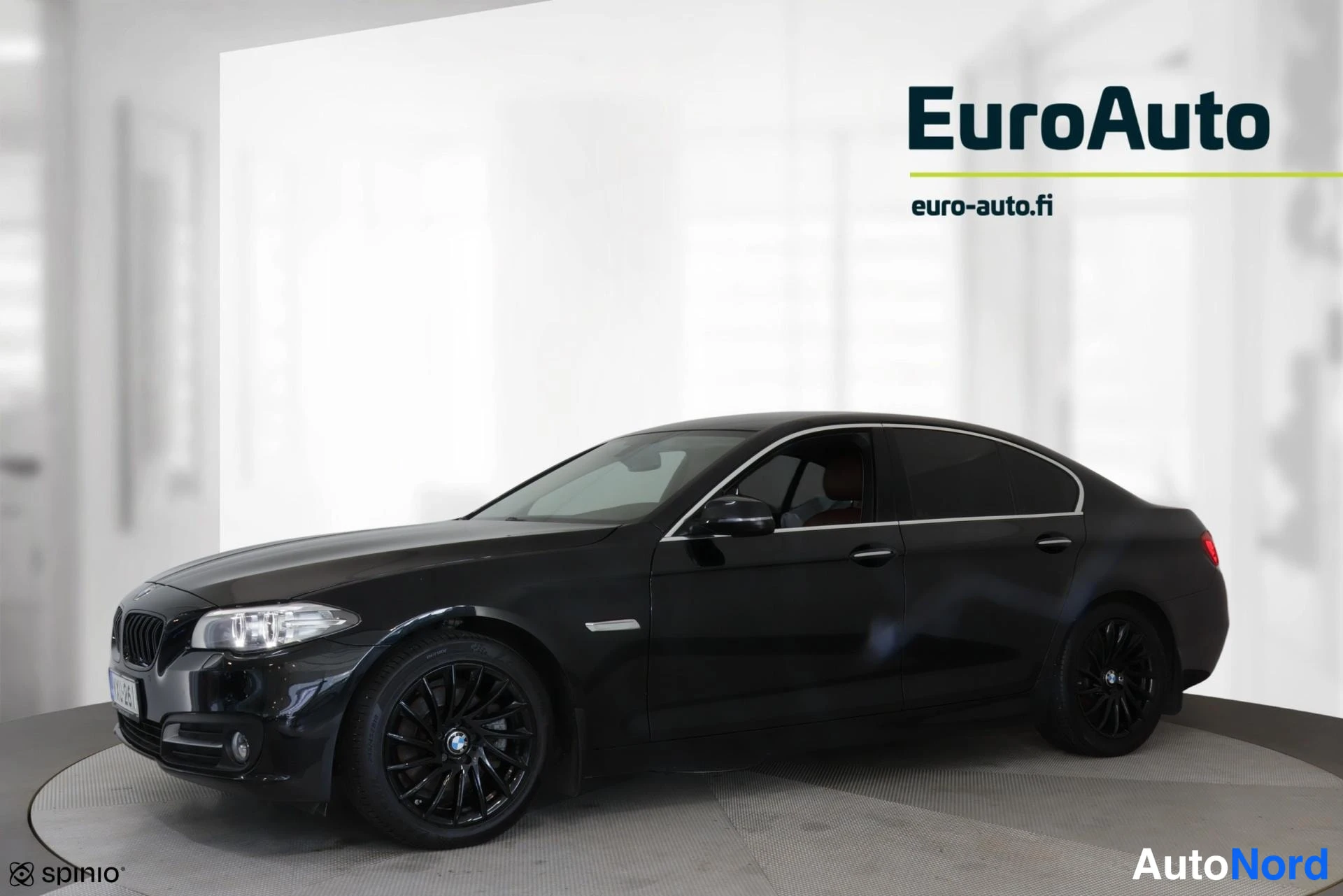Etuviisto, nokka vasemmalle: Musta BMW-sedan etuviistosta, keula kuvan vasemmalla laidalla; etusäleikkö, ajovalot ja mustat kevytmetallivanteet näkyvät.
