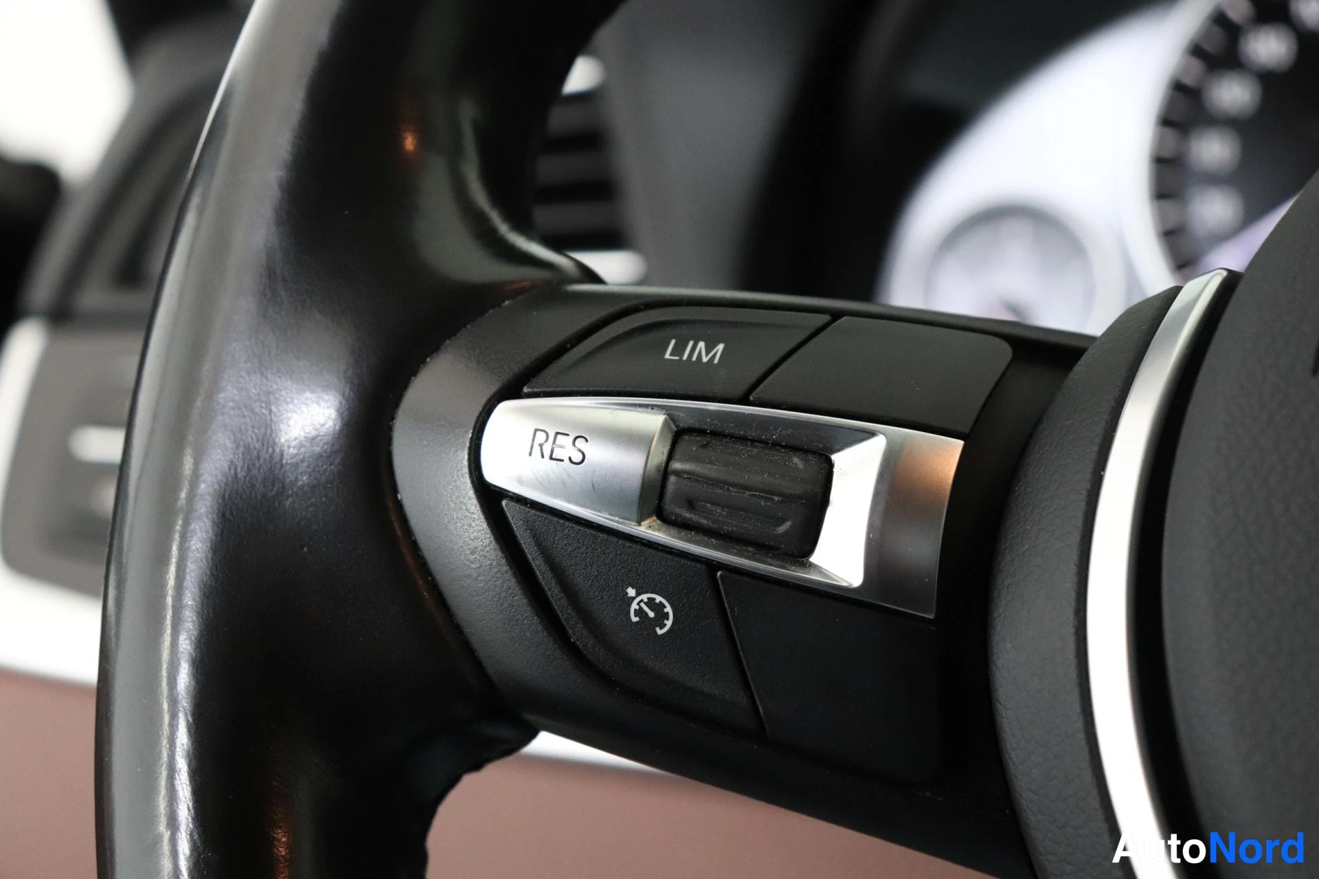 Yksityiskohta: Ohjauspyörän oikea puoli, jossa cruise control -näppäimet 'RES' ja 'LIM'.