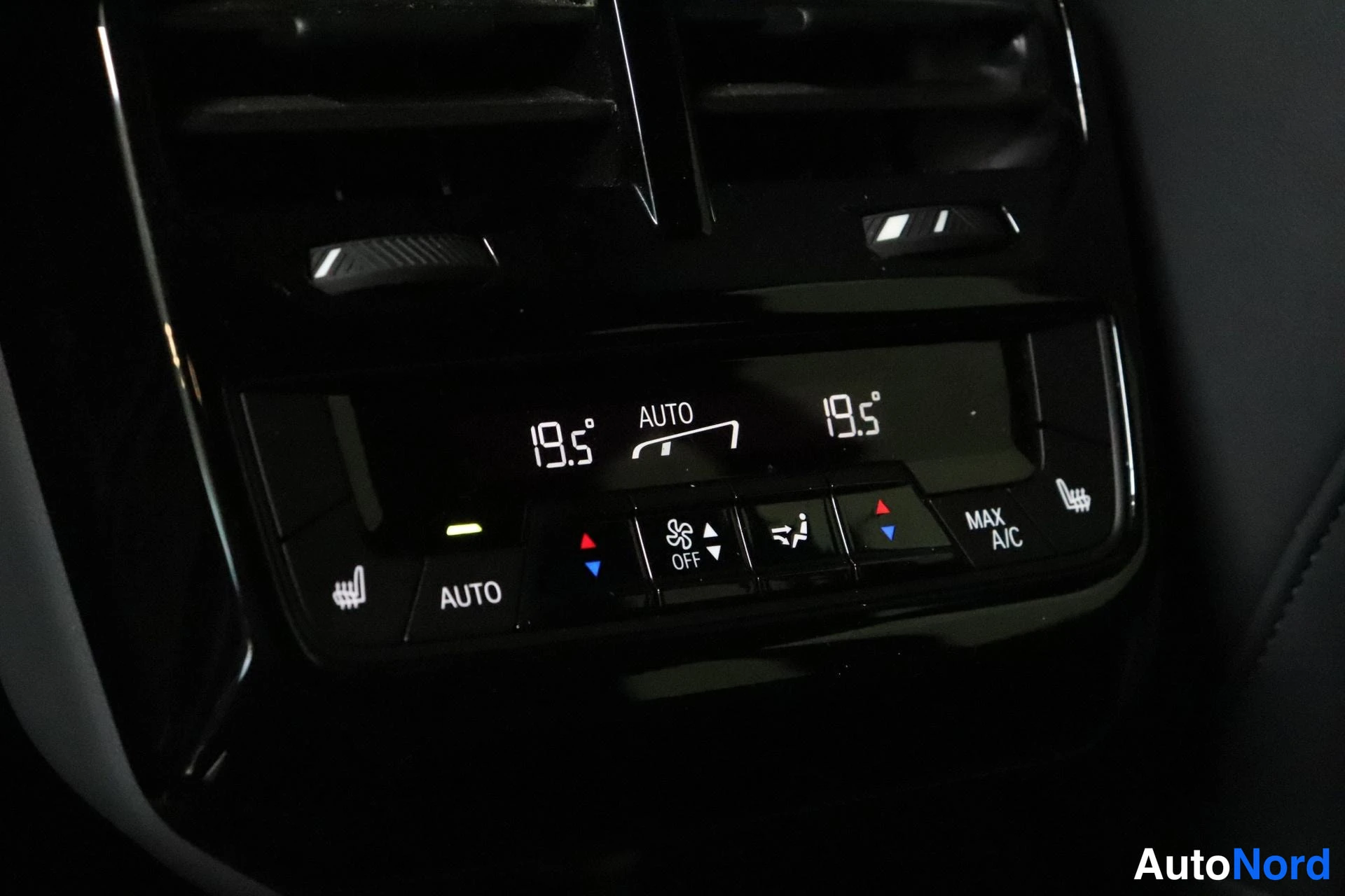 Muu: Sisätilakuvake ilmastointilaitteen ohjauspaneelista, jonka näytössä lukee 19,5 AUTO 19,5 ja painikkeissa AUTO ja MAX A/C.