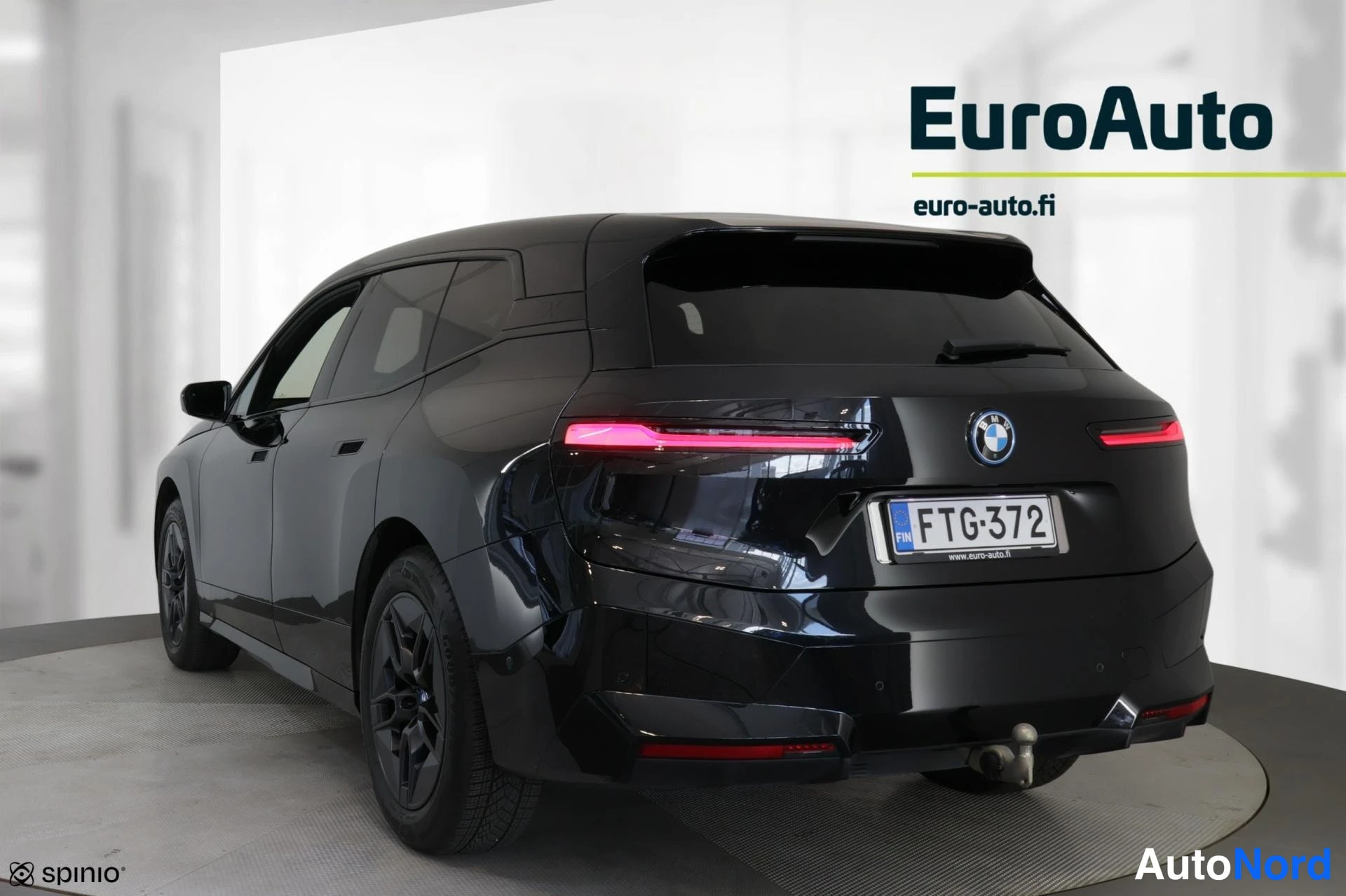 Takaviisto: Takaa kolmasosakuvana tummanharmaa BMW, jossa on kiinnitetty hinauspalkki takaosaan. Kuvan oikeassa yläkulmassa lukee EuroAuto.