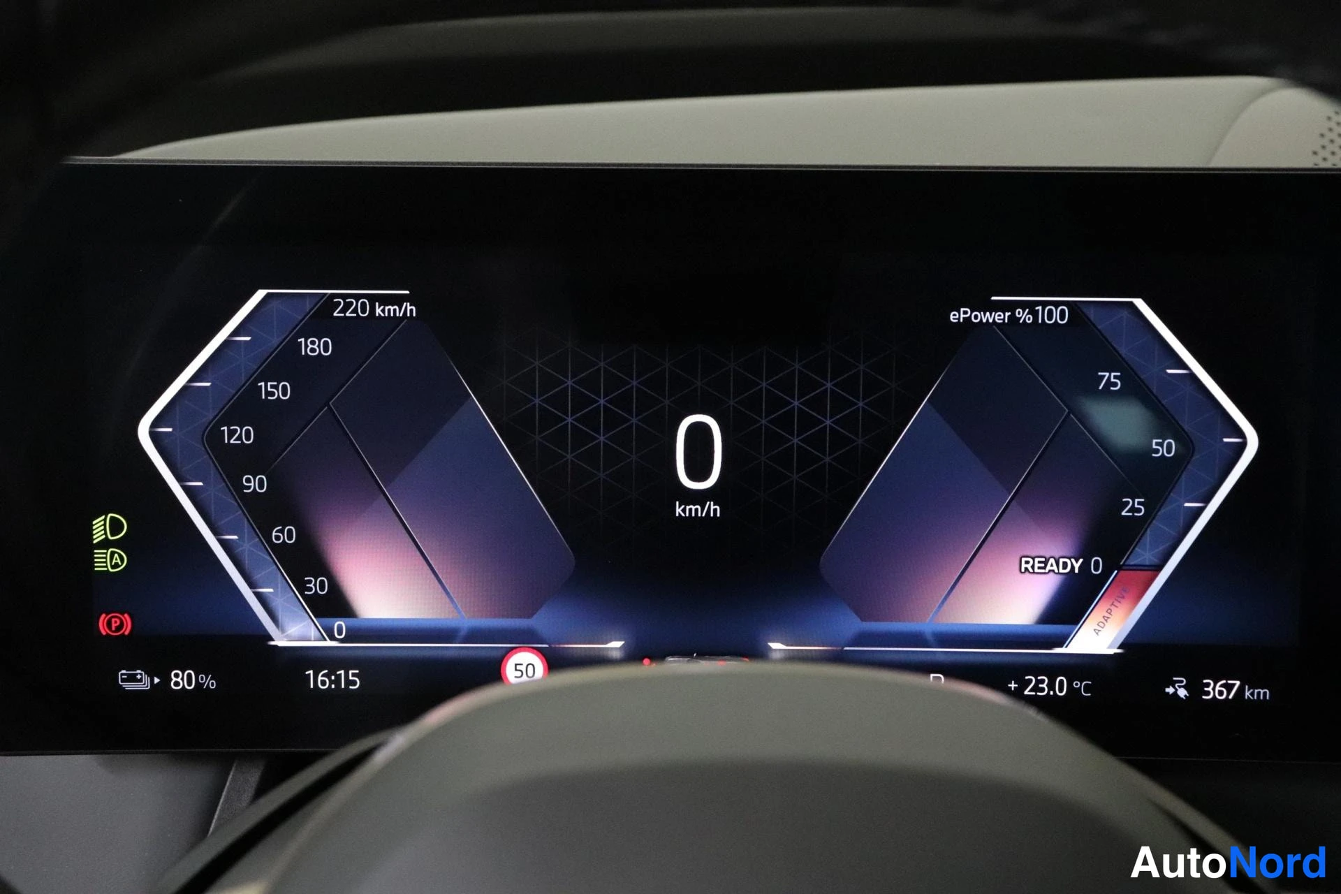 Muu: Digitaalinen mittaristo: nopeus 0 km/h, ePower 100 %, READY-merkintä, akun tila 80 %, kellonaika 16:15, ulkolämpötila +23,0 °C ja 367 km -lukema.