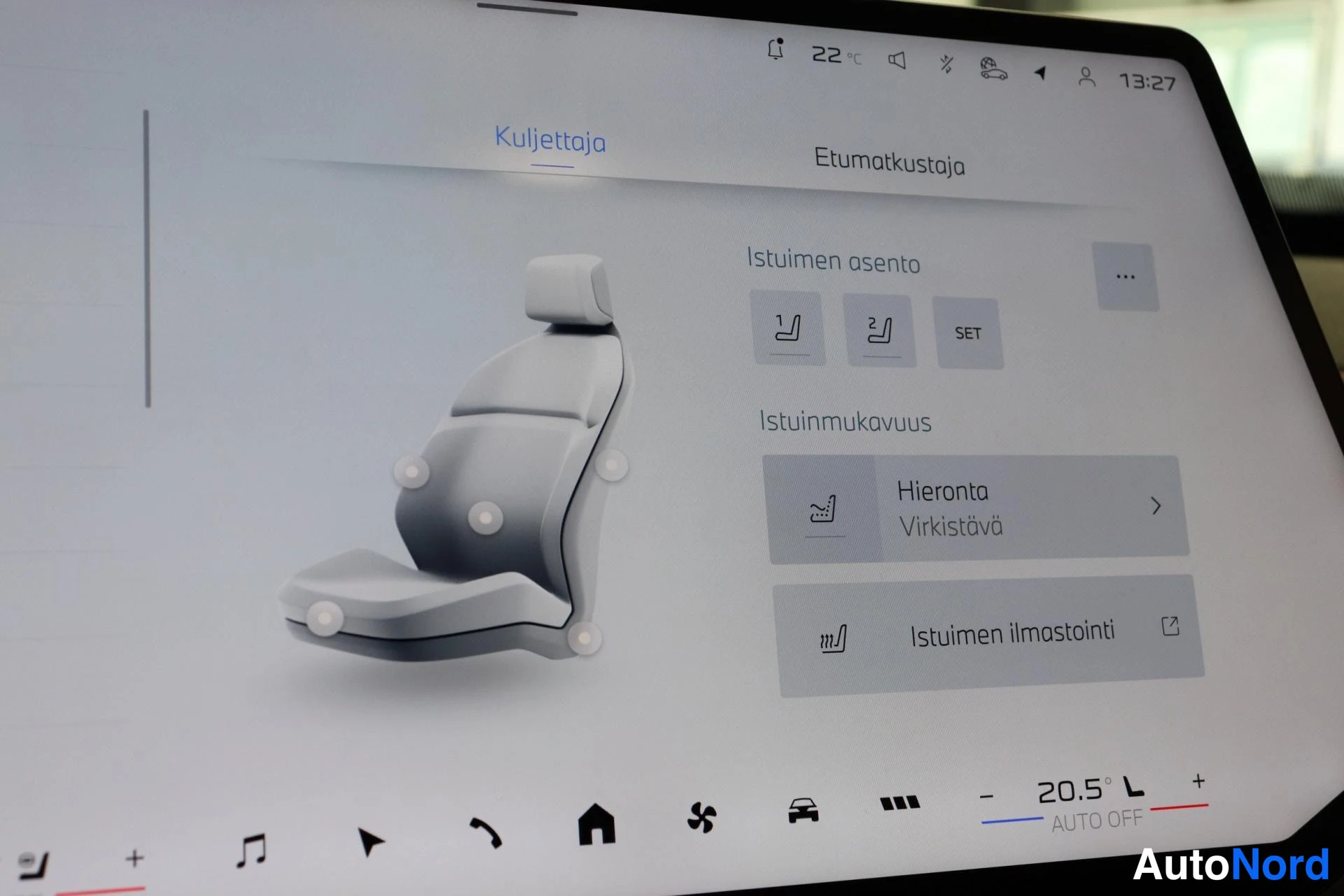 Ohjaamo: Auton näyttö esittelee istuinten mukavuusasetuksia: hieronta ja ilmastointi ovat saatavilla.
