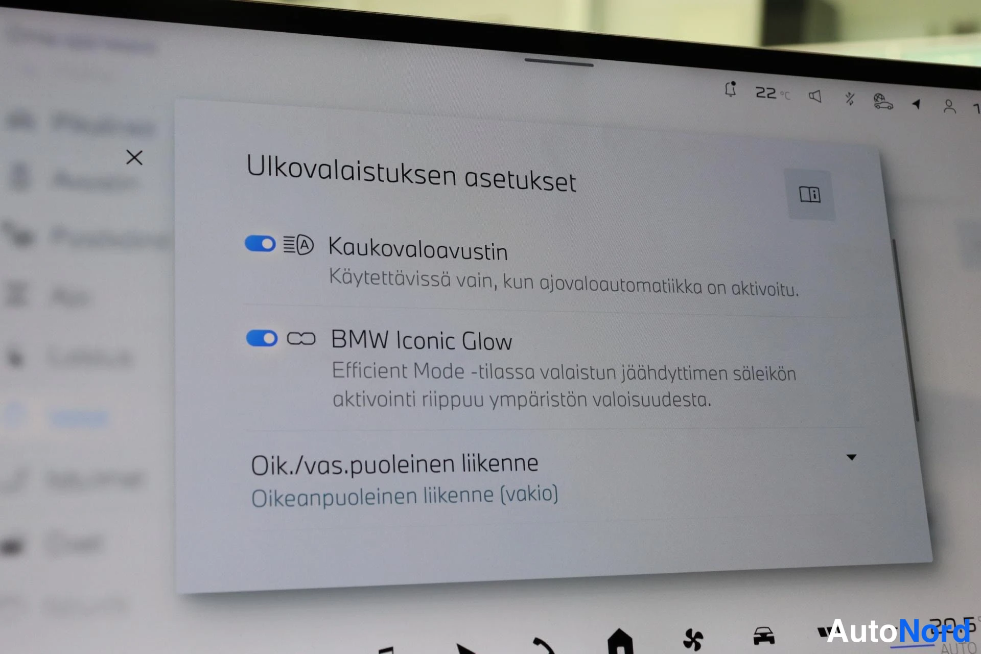 Ohjaamo: Näyttöön avattuna teksti 'BMW Iconic Glow', joka viittaa autotunnisteen valaistukseen.
