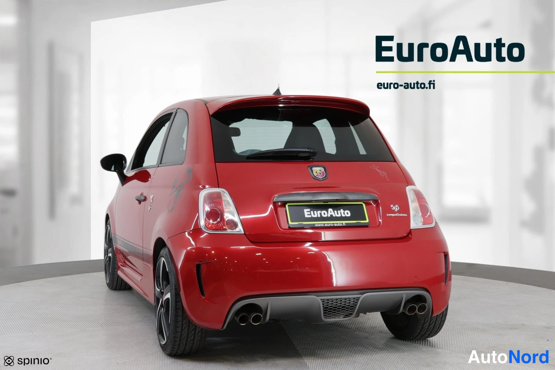 Takaviisto: Punainen Fiat Abarth -perä, takavalot ja takapuskuri näkyvillä.