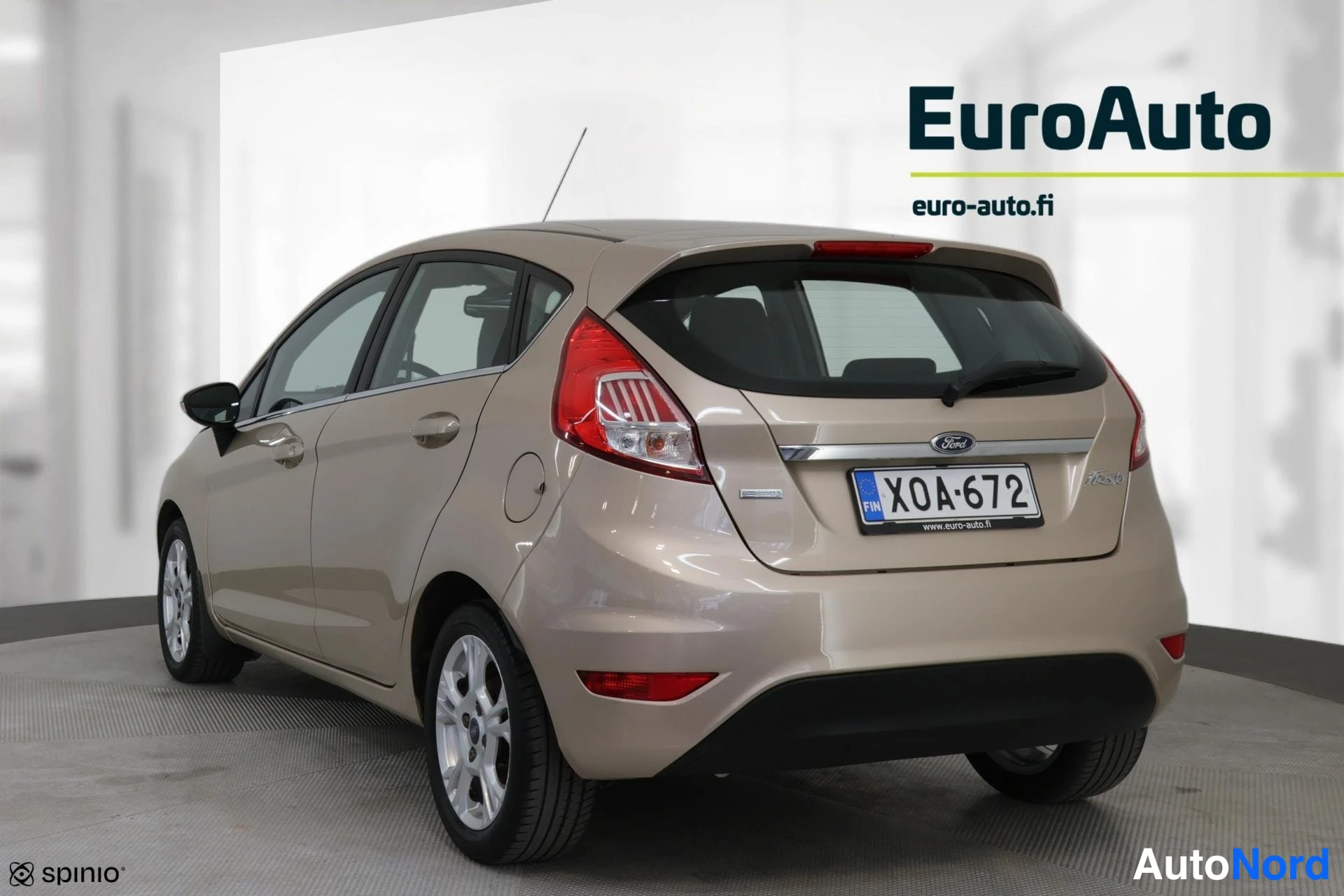 Takaviisto: Ford Fiesta hatchback in beige seen from the rear three-quarter with the right flank visible, steel wheels and a European license plate.
