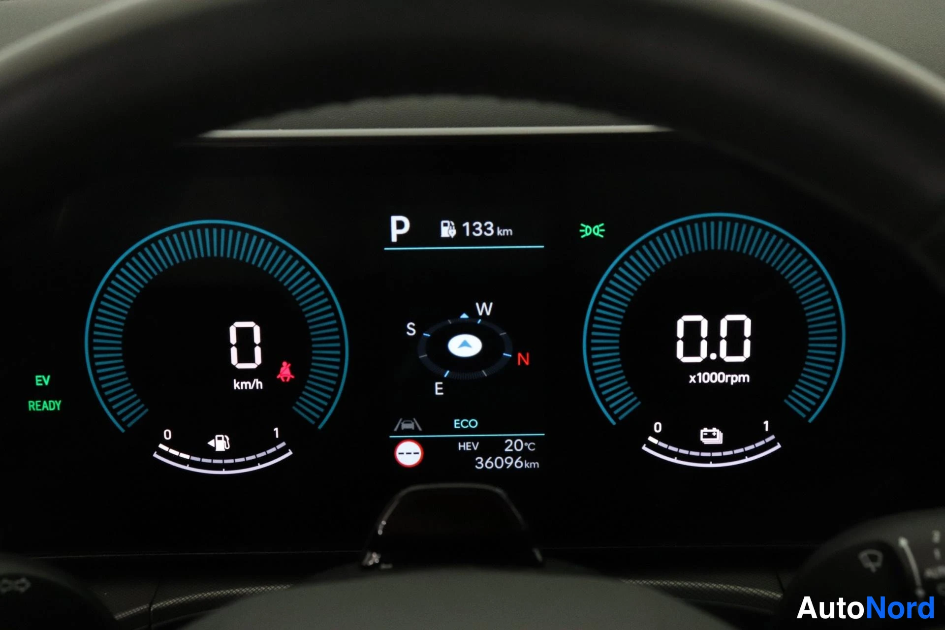 Sivulta: Digitaalinen mittaristo: P-vaihde, EV READY -tila, toimintamatka 133 km ja odometer 36096 km.