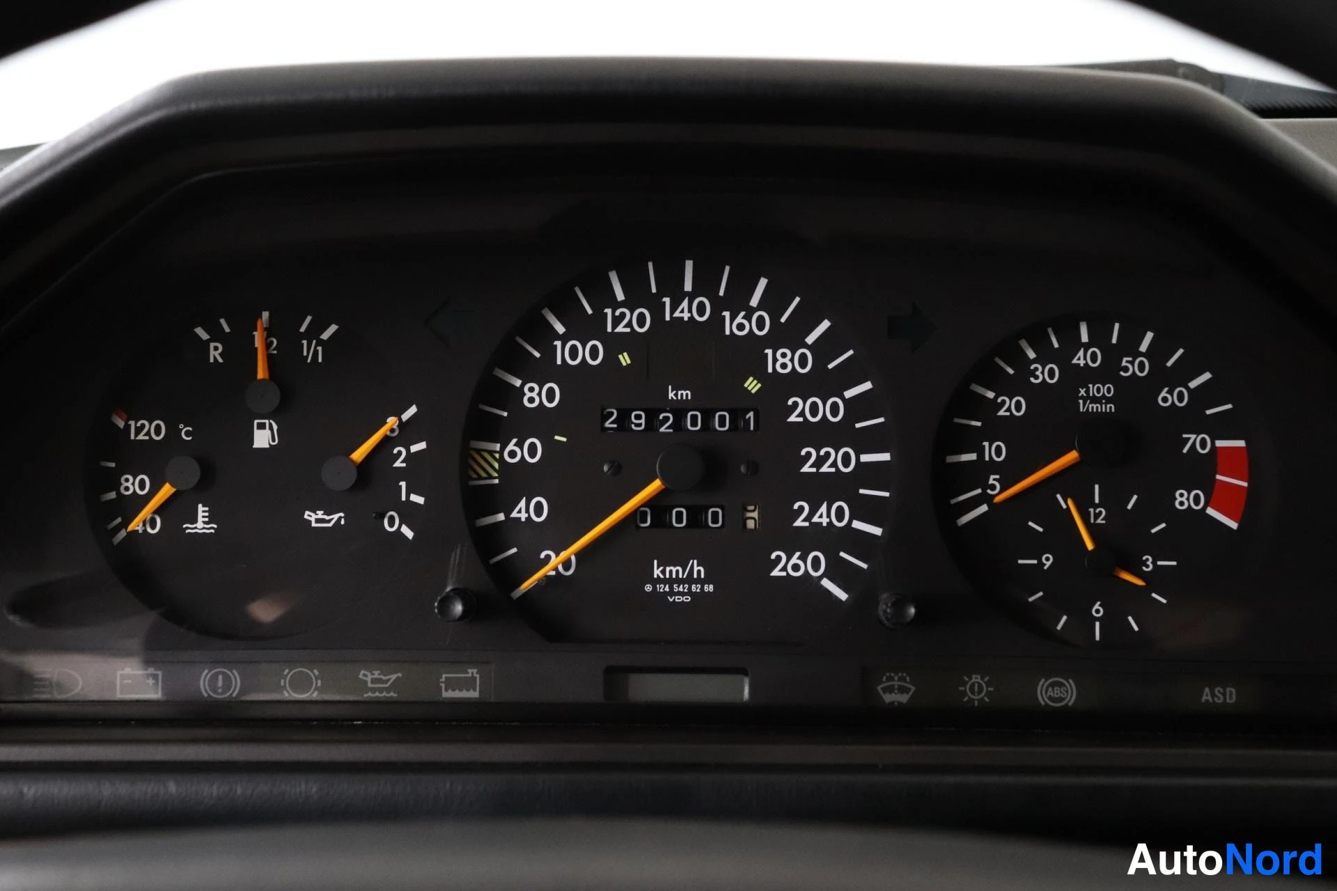 Yksityiskohta: Auton mittaristo lähikuvassa: nopeusmittari 0–260 km/h, matkamittarissa lukema 292001 km, kierroslukumittari, polttoainemittari ja lämpömittari. Mittaristossa n