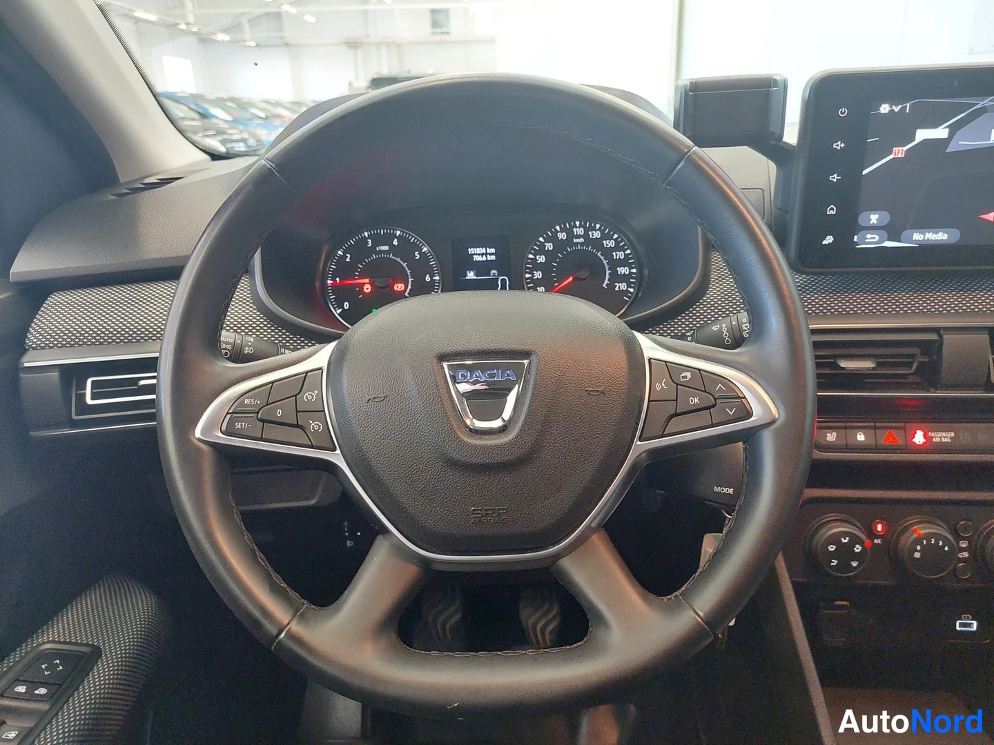 Muu: DACIA-logoisen ohjauspyörän takana analoginen mittaristo (lukema 15368 km) ja keskusnäytöllä karttanäkymä.