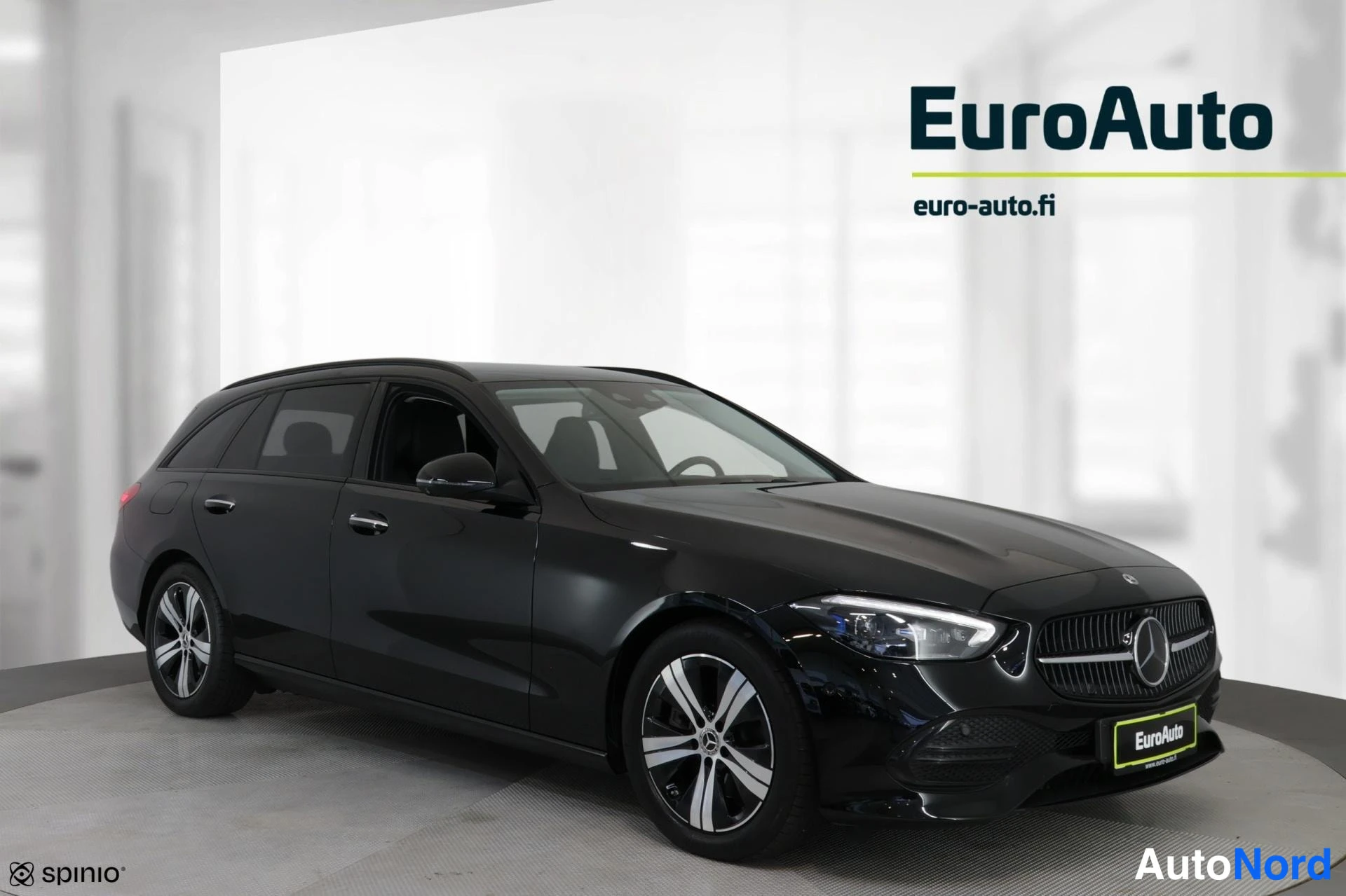 Etuviisto, nokka oikealle: Musta Mercedes-Benz-farmari kuvattuna etukulmasta, keula oikealla, valkoisessa studiossa.