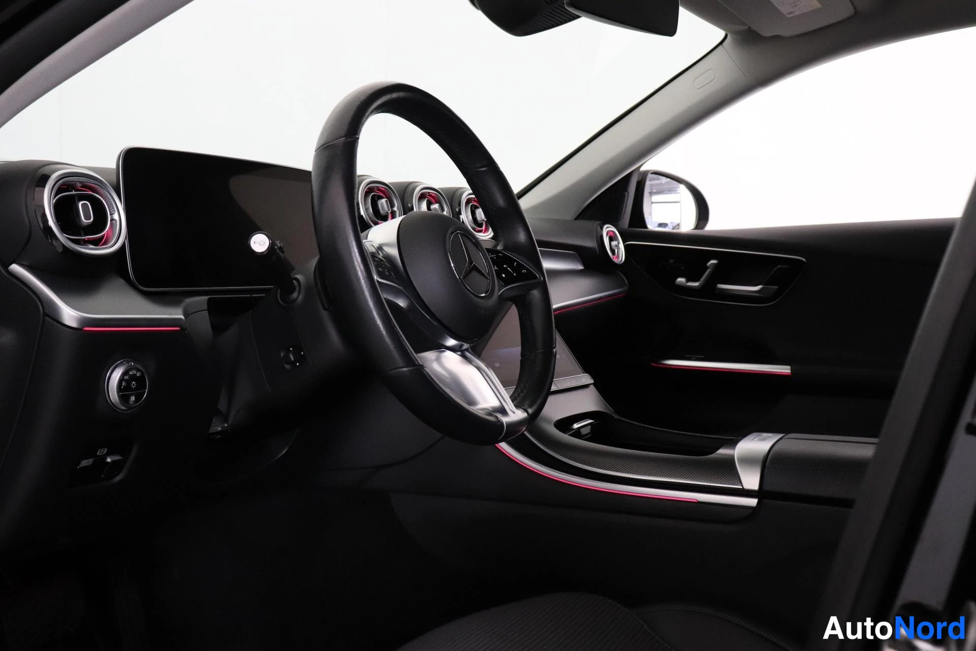 Etuistuimet: Mercedes-Benz cockpit showing digital instrument display and dual-screen centre console infotainment system. Multifunction steering wheel.