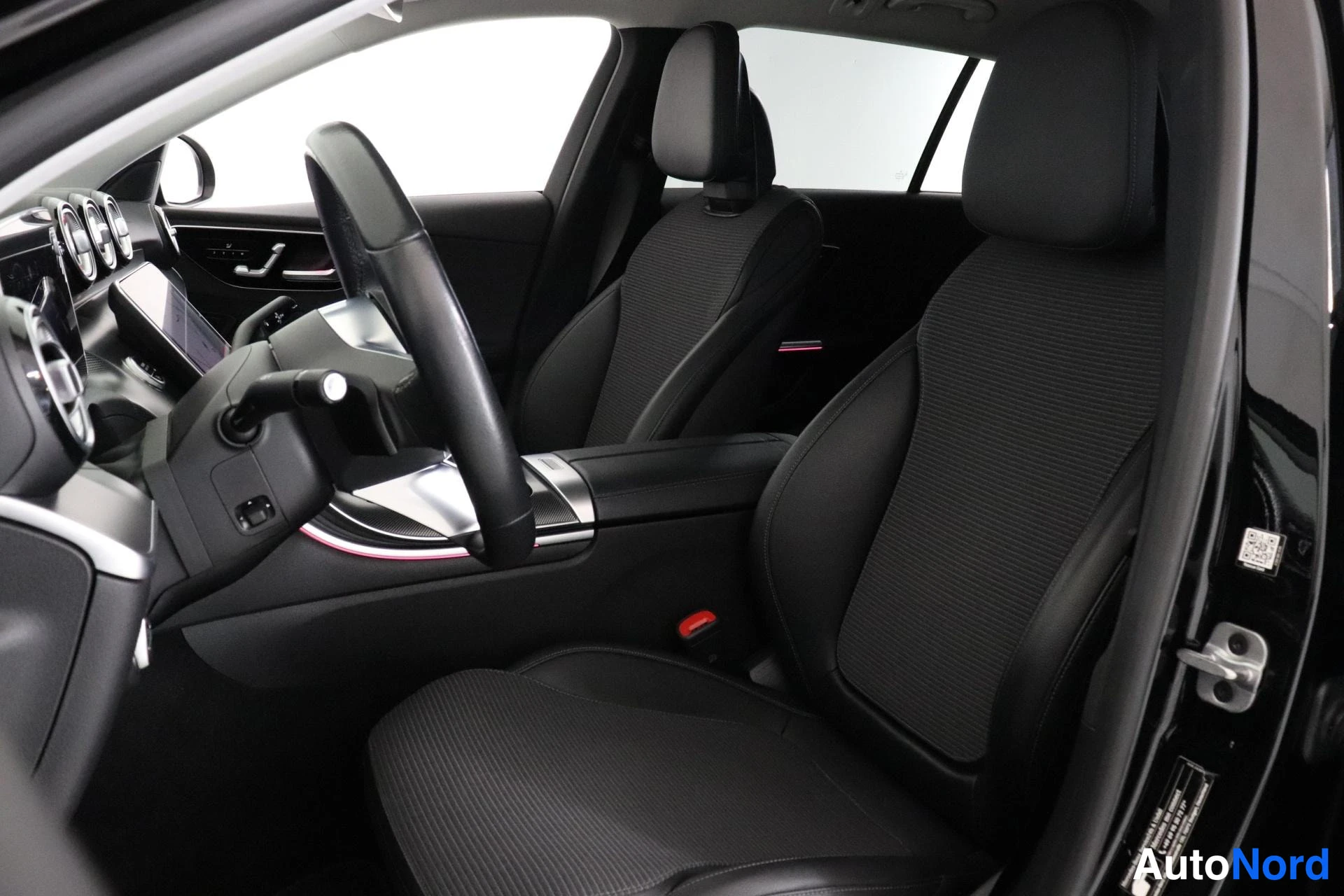 Etuistuimet: Front cabin showing two black seats; fabric inserts on seatbacks.